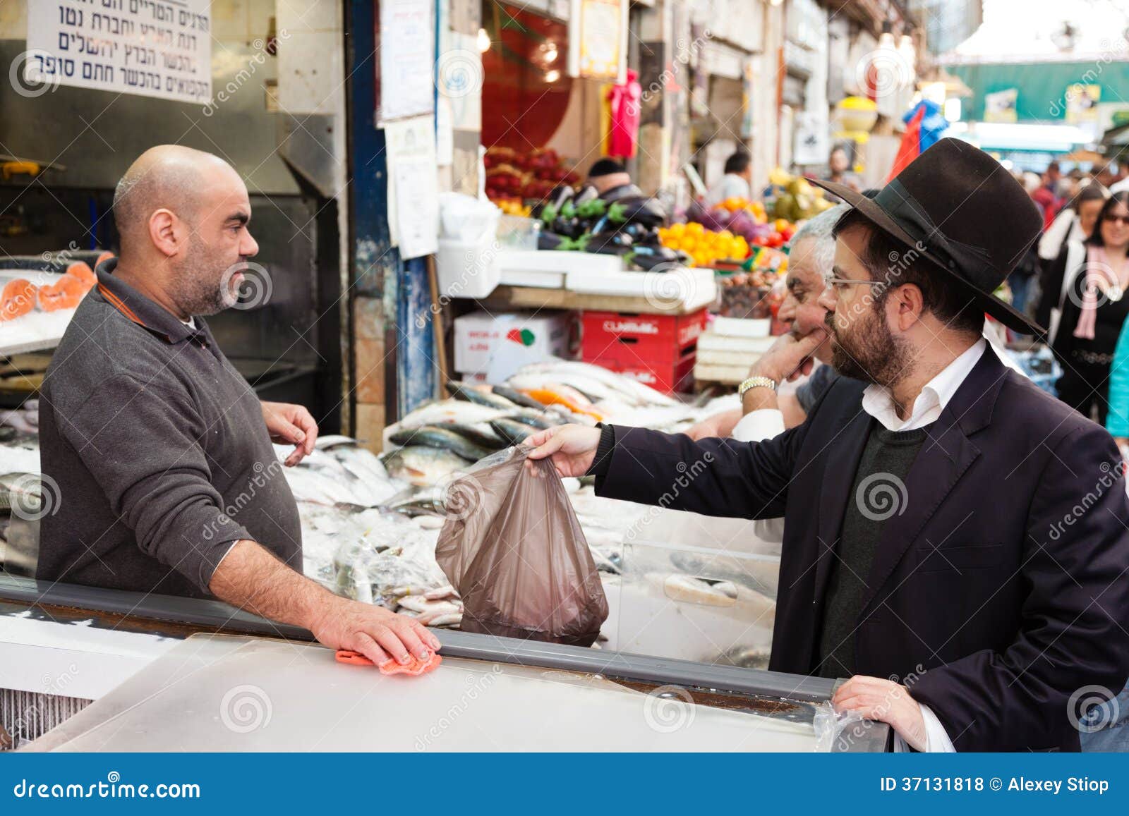 Jerusalem Israel - November 15, 2012 - folk shoppar på Mahane Yehuda - berömd marknad i Jerusalem