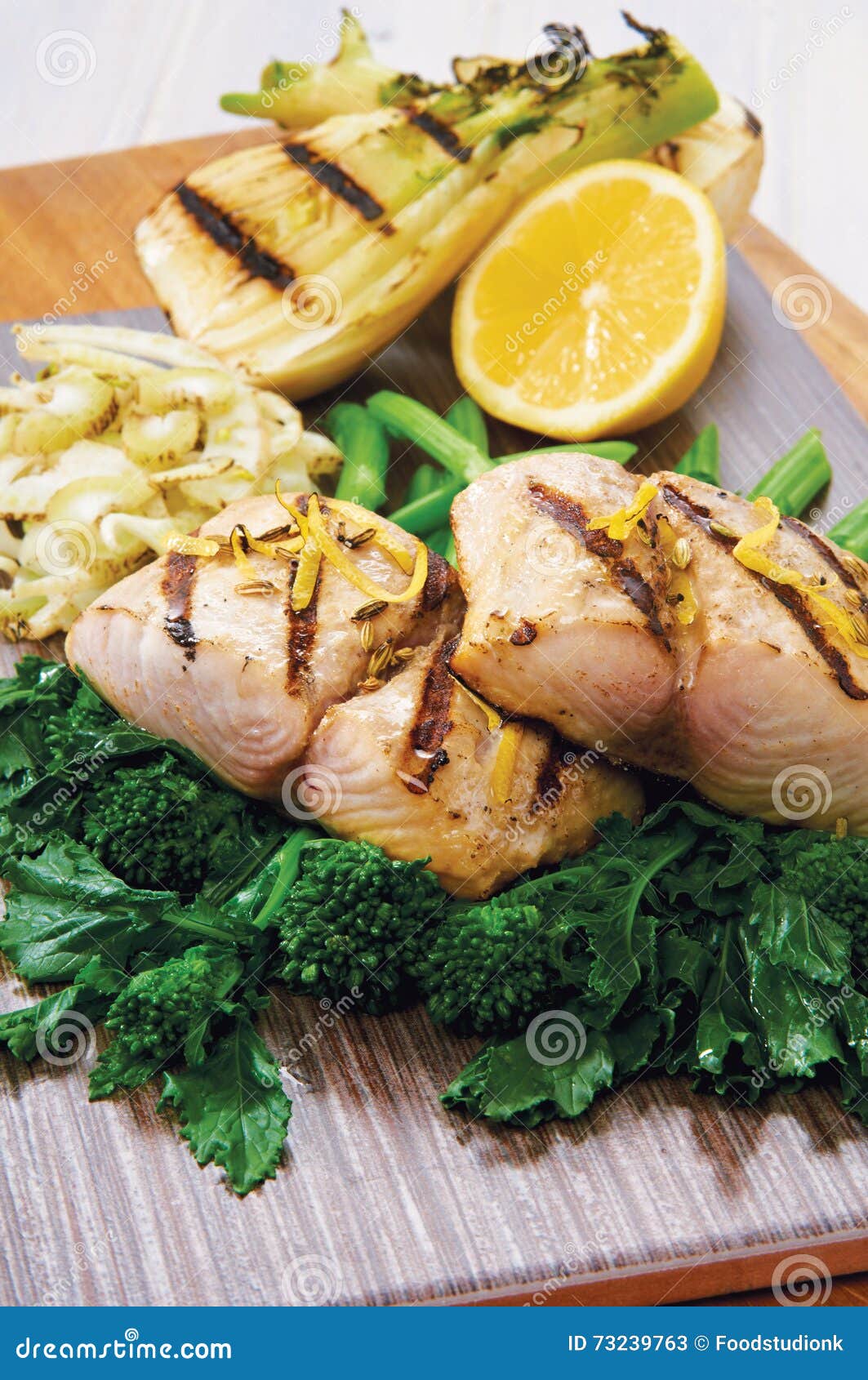 Mahimahi Asado a La Parrilla Imagen de archivo Imagen de pescados, cena 73239763