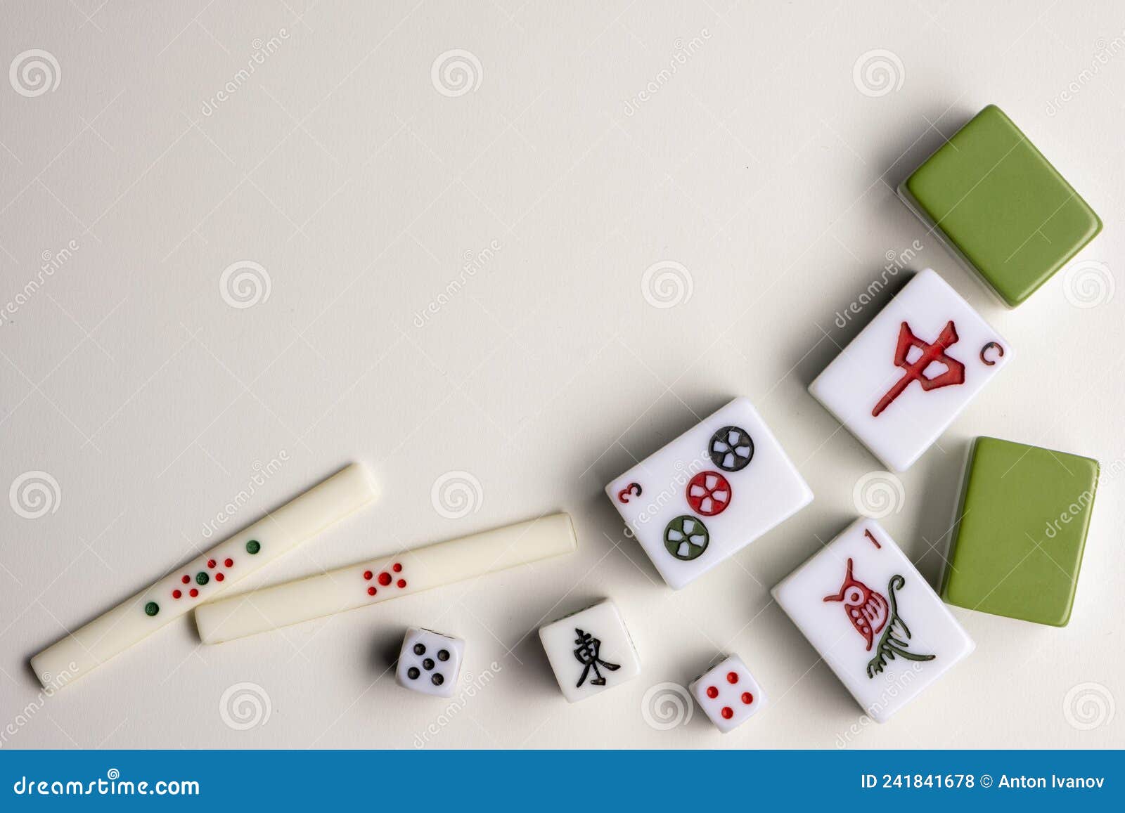 O mahjong na mesa antigo jogo de tabuleiro asiático fecha a imagem