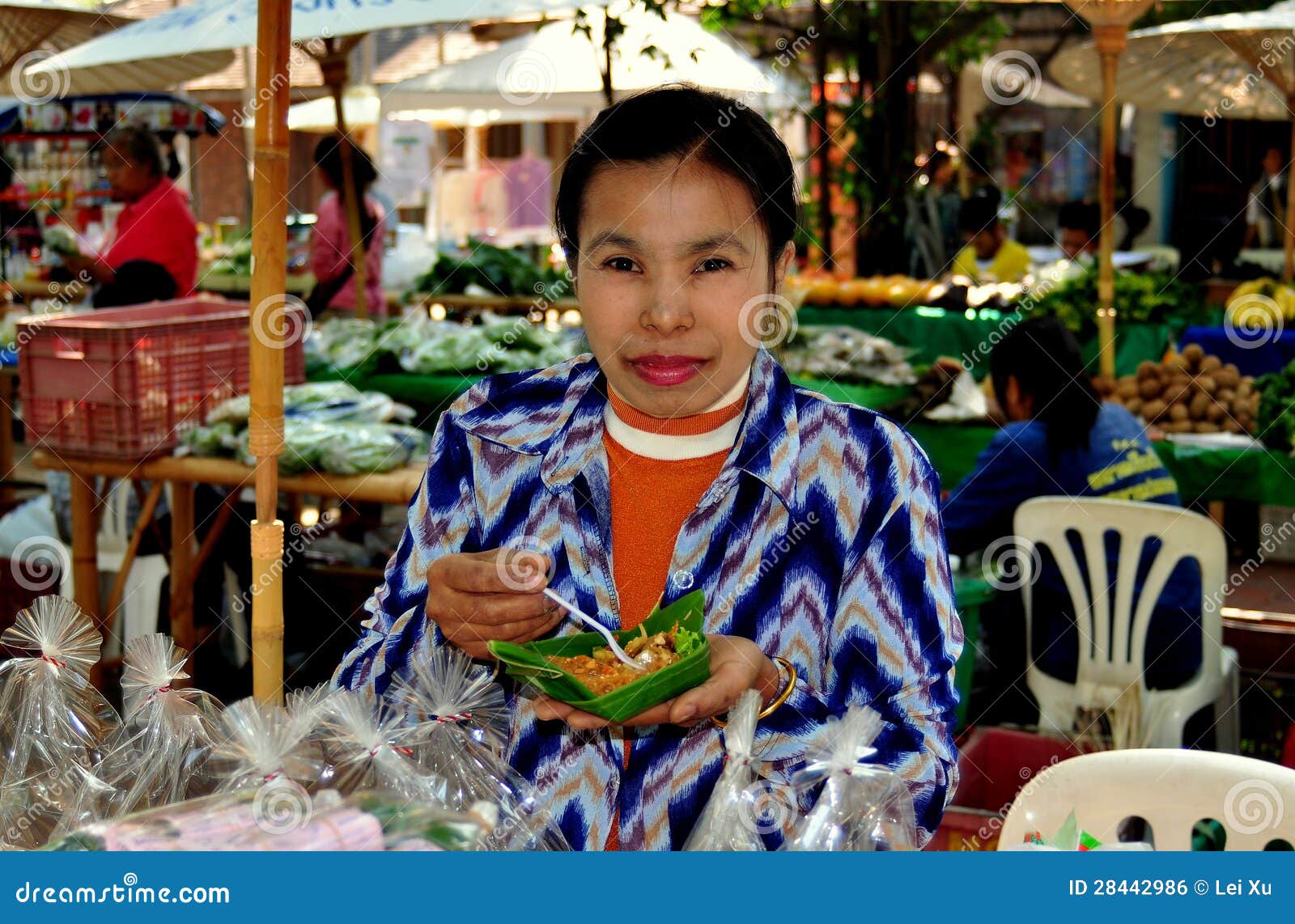 Vrouw Die Aan Reusachtige Document Paraplu In Chiang Mai 