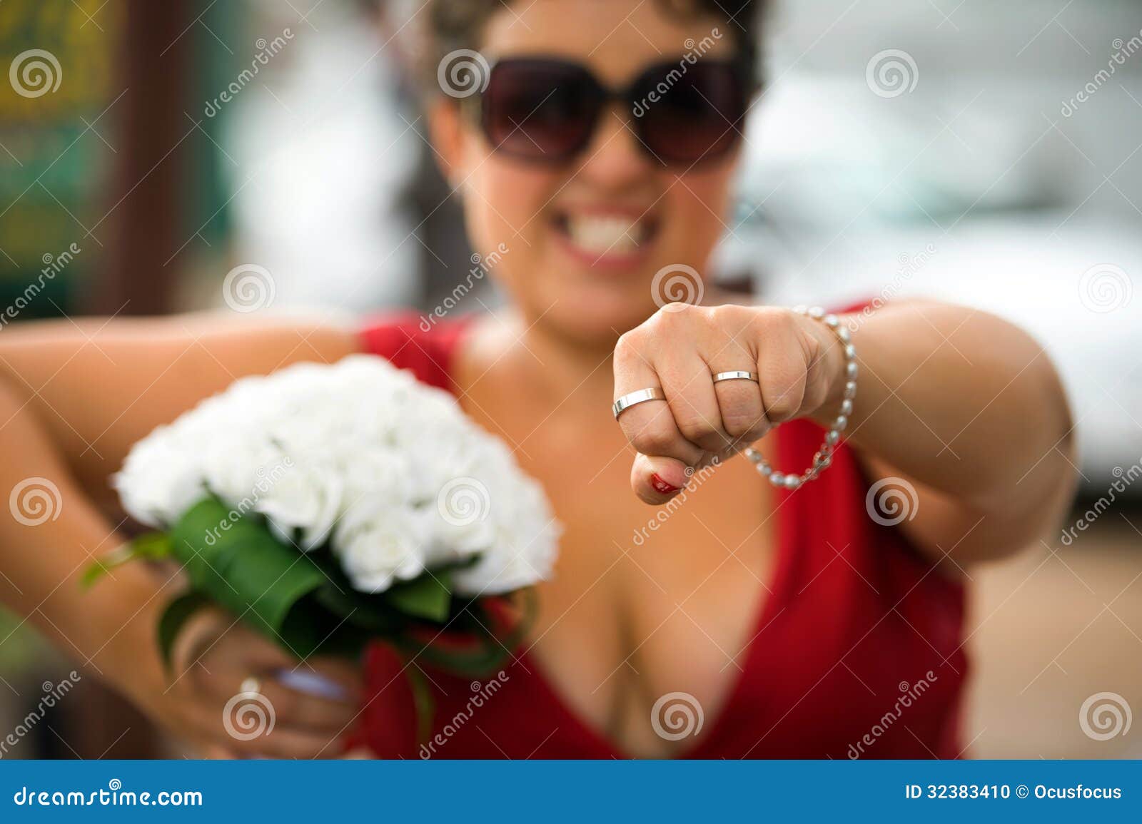 maid of honour with wedding rings