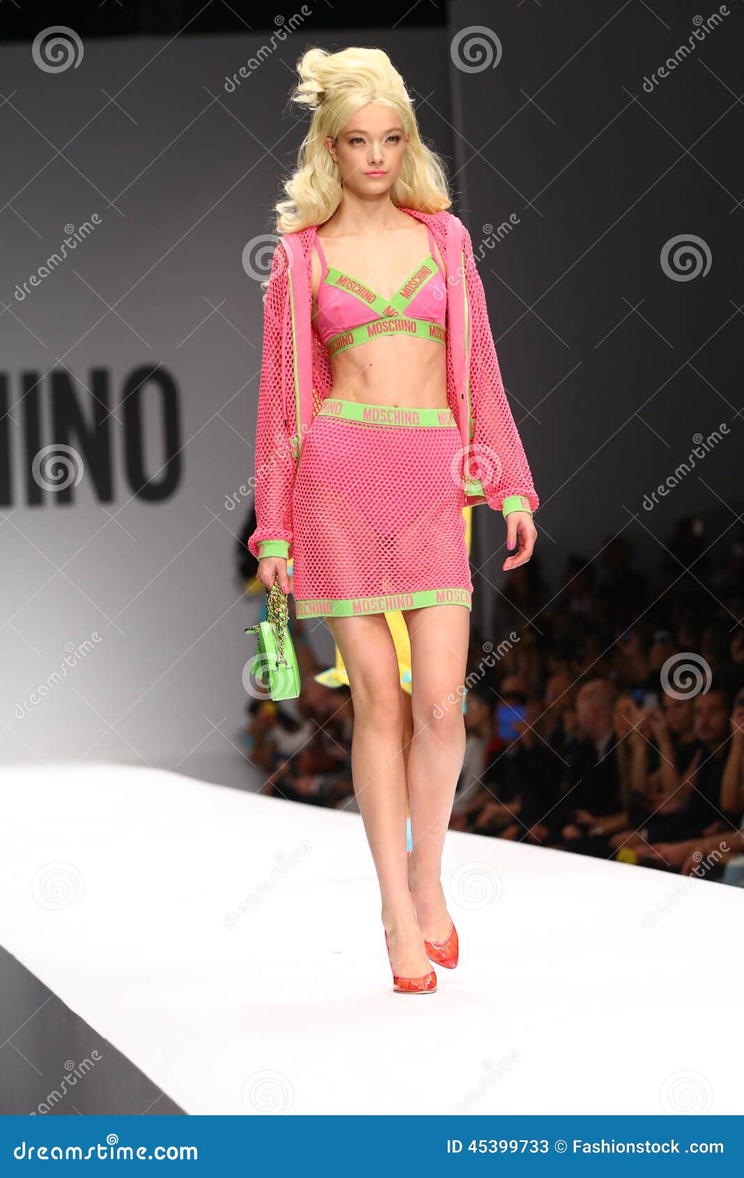 MAILAND, ITALIEN - 18. SEPTEMBER: Ein Modell geht die Rollbahn während der Moschino-Show als Teil Milan Fashion Week Womenswear Springs /Summer 2015 am 18. September 2014 in Mailand, Italien