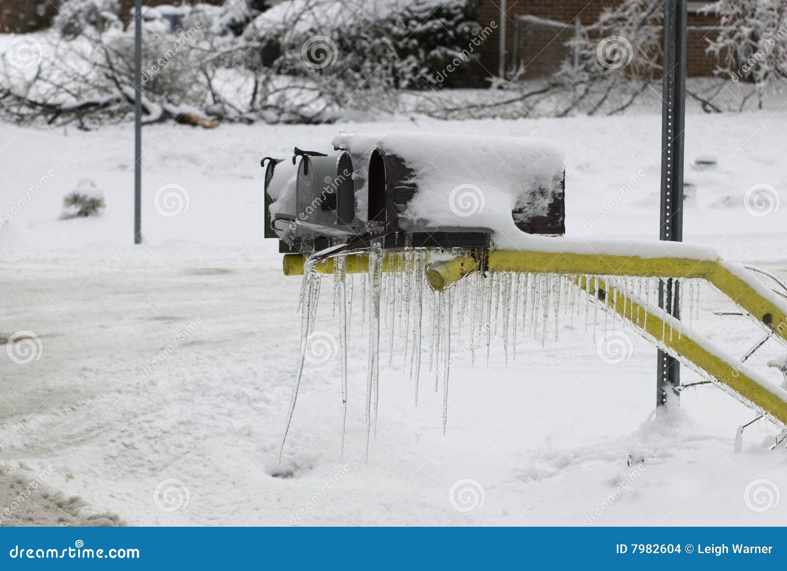 Mailboxes im Winter. Winterszene der gefrorenen Mailboxes mit Eiszapfen.