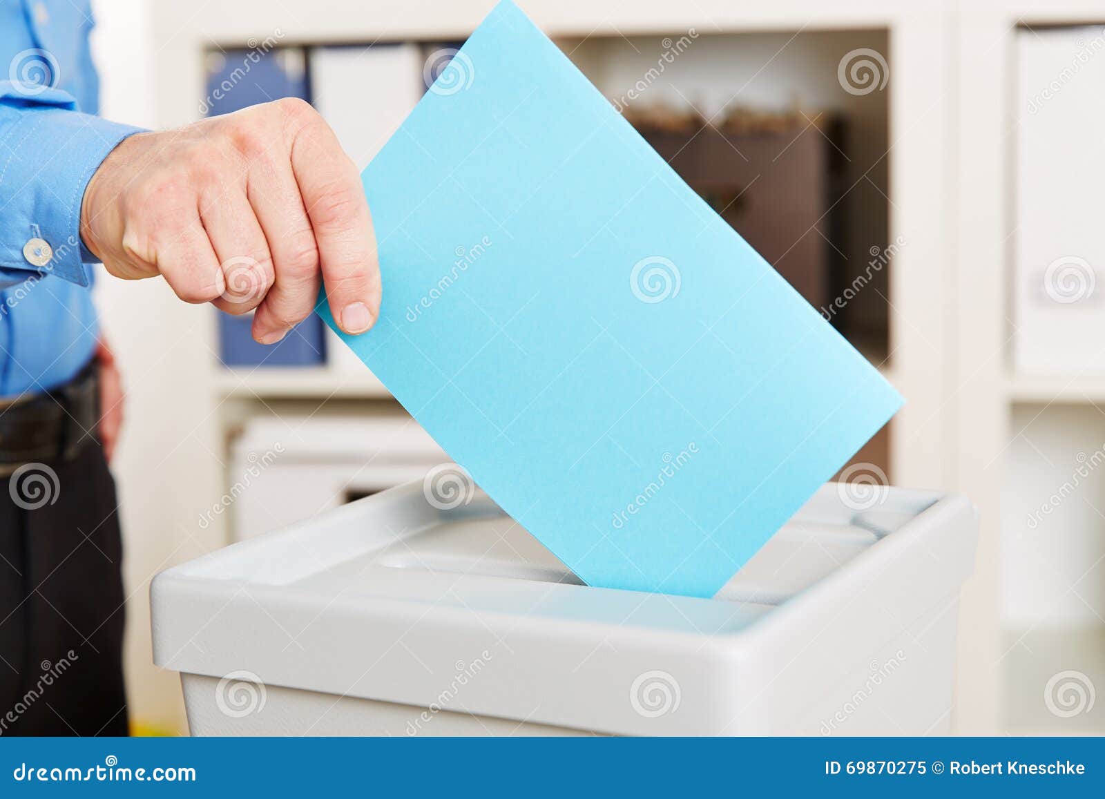 Main avec le bulletin de vote pendant l'élection