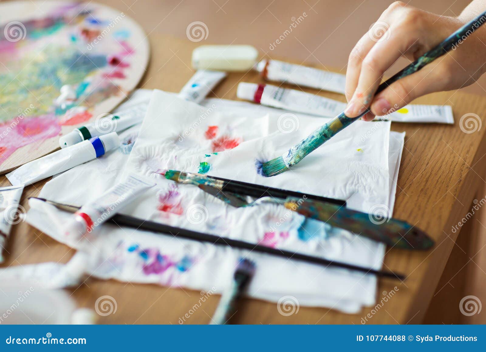 Main D'artiste Avec Des Tubes De Pinceau, De Papier Et De Peinture Photo  stock - Image du peinture, couleur: 107744088