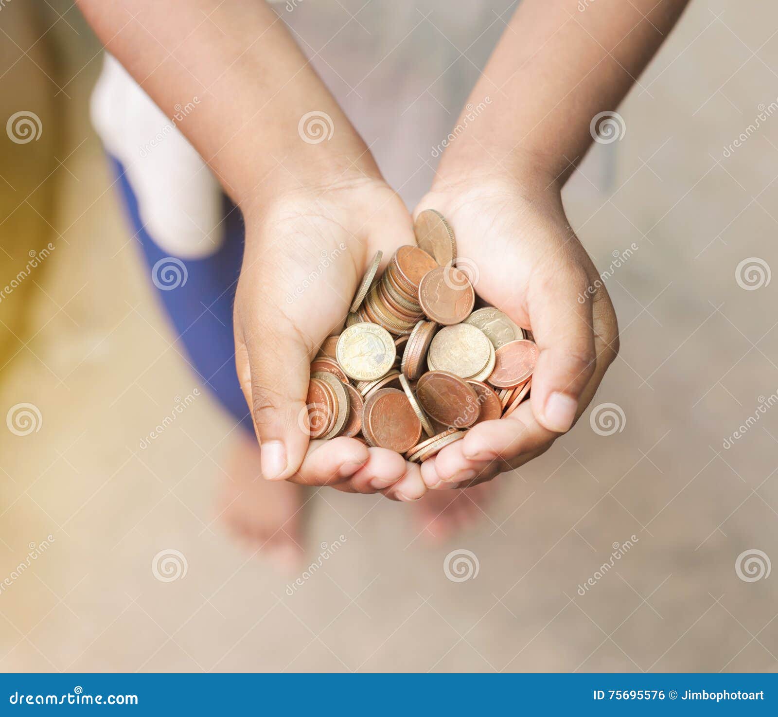 Main D'enfant Avec Des Pièces De Monnaie Photo stock - Image du paiement,  salaire: 75695576