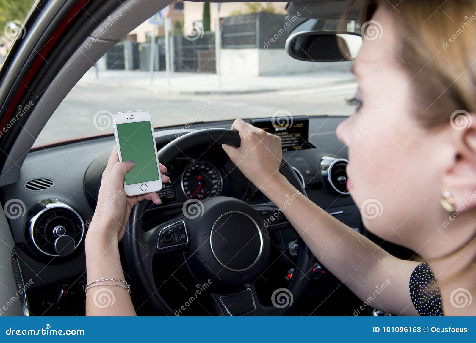 Une Femme Conduit Une Voiture Avec Des Colis Entre Ses Mains Photo