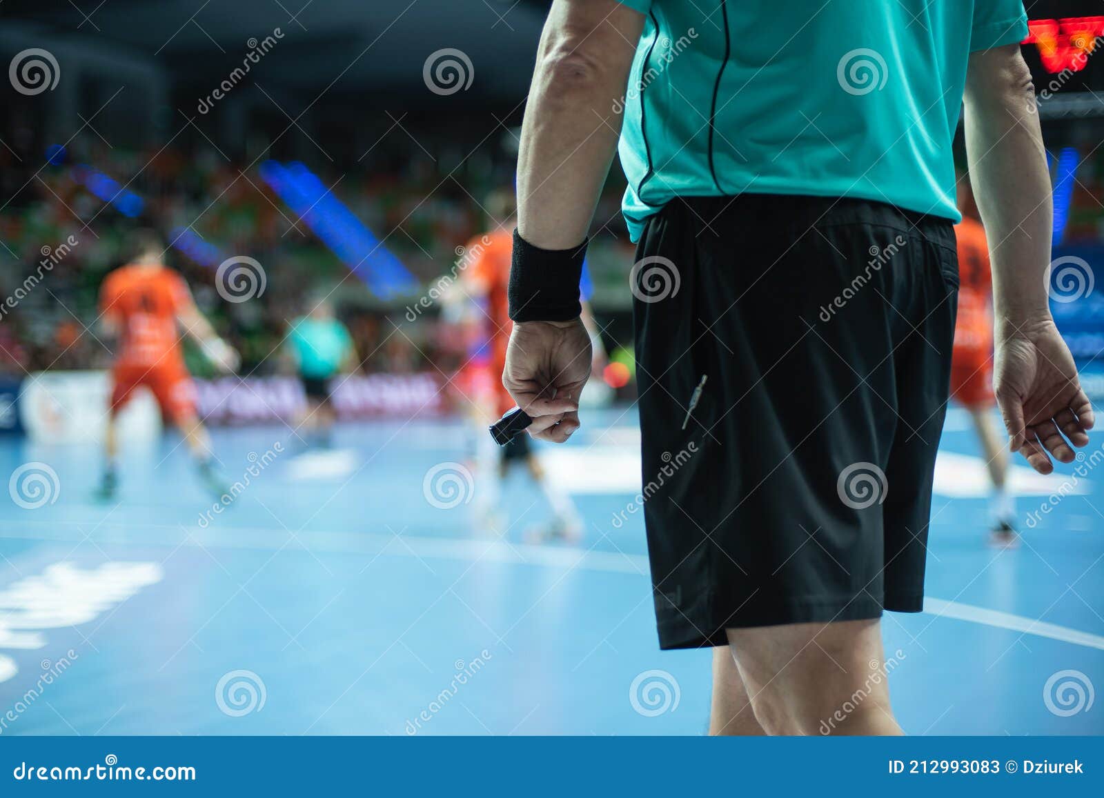 Main De L'arbitre De Handball Avec Sifflet Image stock - Image du
