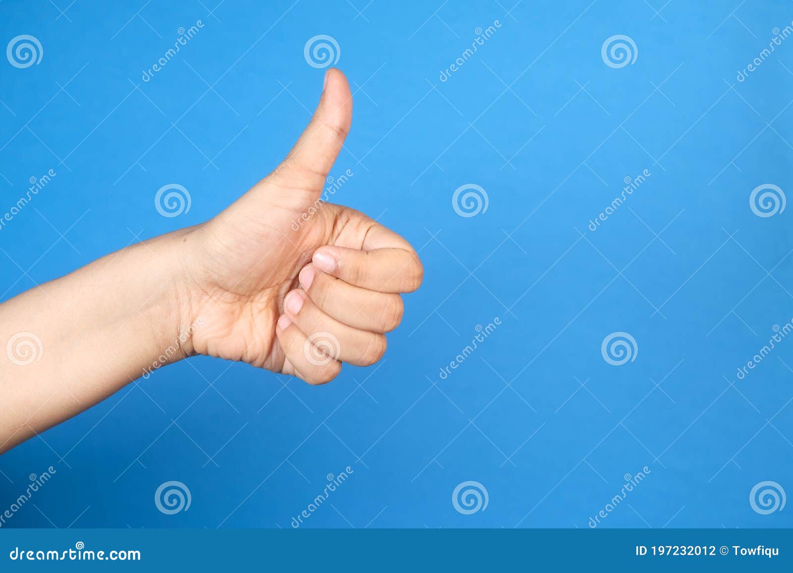 Main De La Main Des Femmes Presentant Un Pouce Sur Le Fond Bleu Photo Stock Image Du Approuve Mains Main De La Main Des Femmes Presentant Un Pouce Sur Le Fond Bleu Photo Stock Image Du Approuve Mains