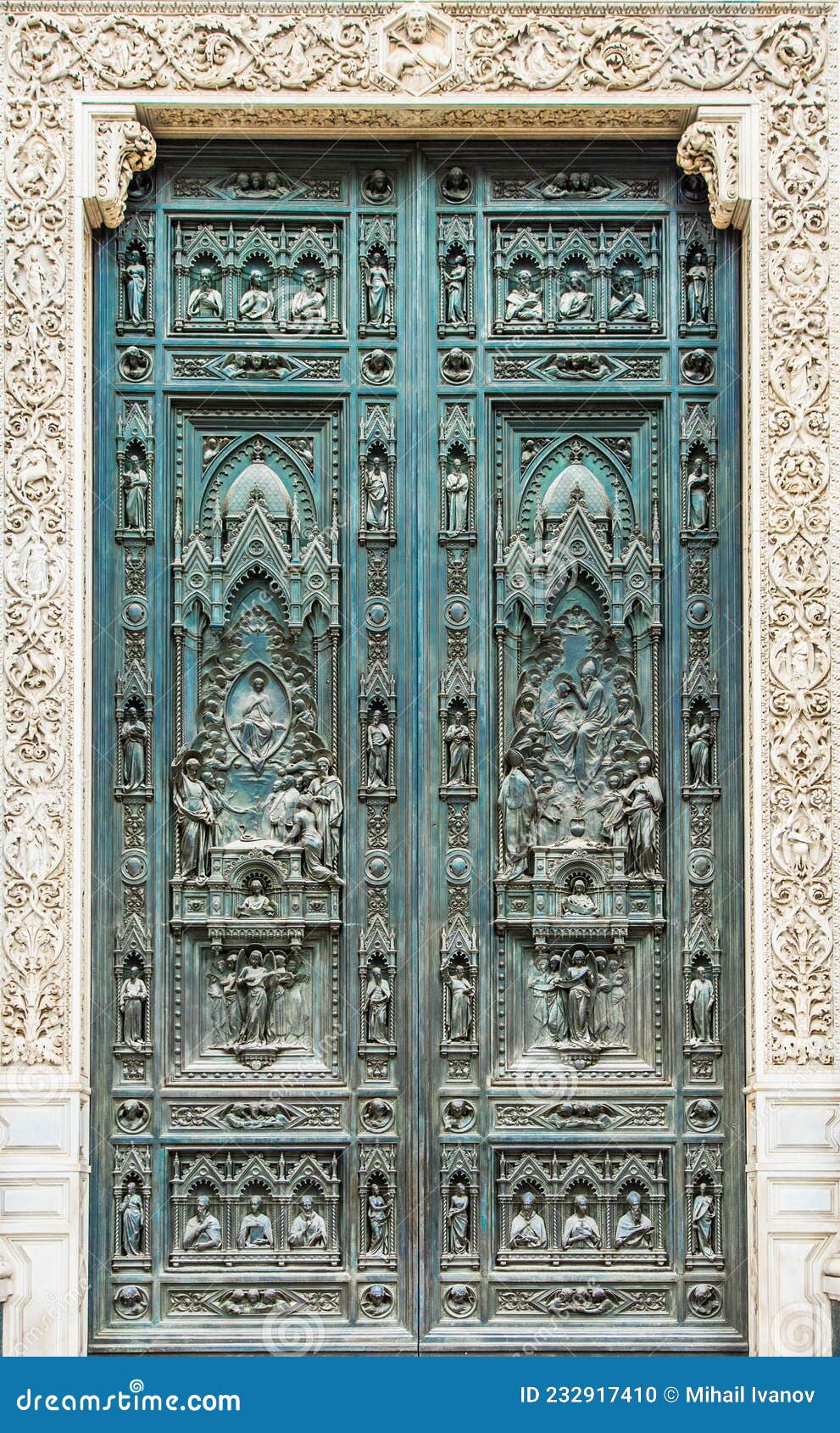 main door of cathedral of santa maria del fiore or cattedrale di santa maria del fiore
