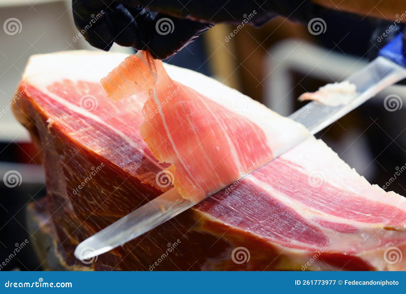 Main Du Boucher Qui Avec Un Couteau Tranche Une Tranche De Jambon