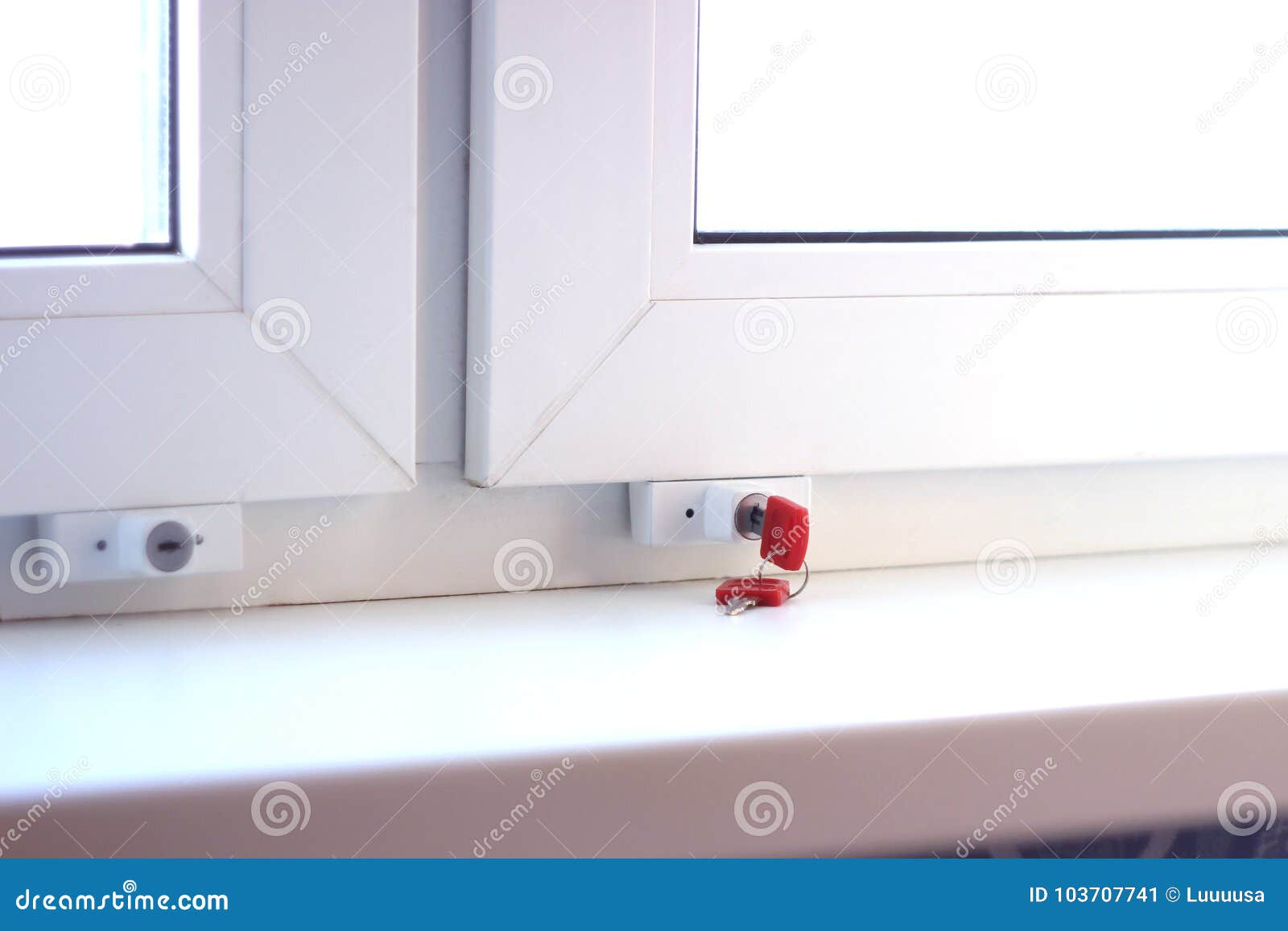 Main Du S De Bebe Et Poignee De Fenetre Sure Avec La Cle Fermez A Clef Sur La Fenetre Pour La Protection Contre L Enfant Vous P Image Stock Image Du Main Du S De Bebe Et Poignee De Fenetre Sure Avec La Cle Fermez A Clef Sur La Fenetre Pour La Protection Contre L Enfant Vous P Image Stock Image Du