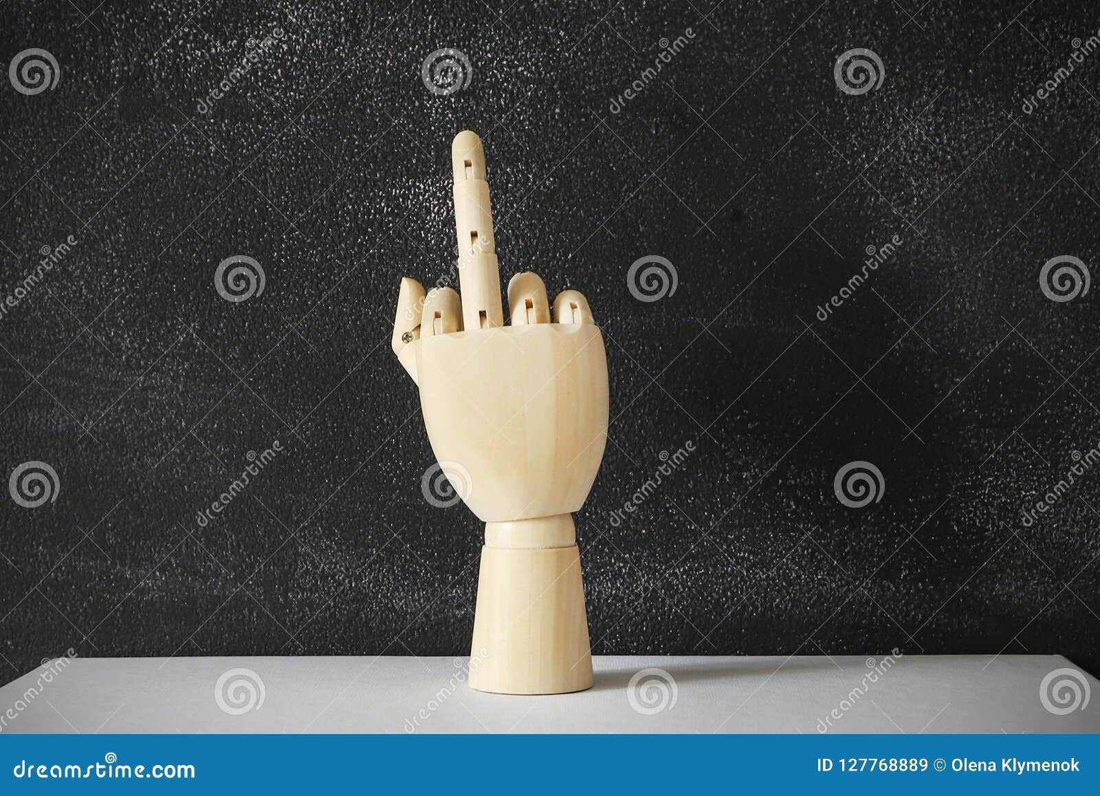 Main En Bois Montrant Un Doigt Moyen Image stock Image du fatigue