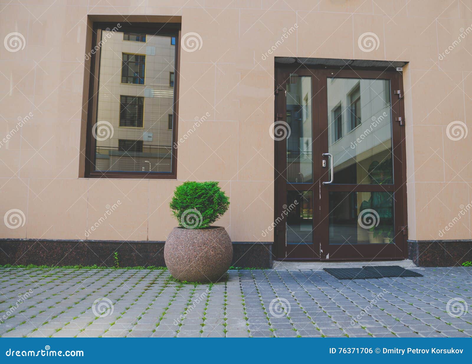 https://thumbs.dreamstime.com/z/main-entrance-inside-apartment-building-front-courtyard-glass-door-window-76371706.jpg