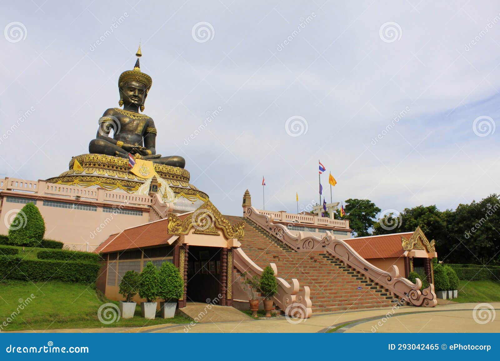 main entrance and steps to the idol of phra buddha maha dhammraja, phetchabun