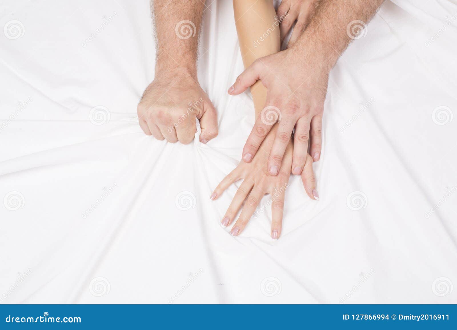 https://thumbs.dreamstime.com/z/main-femelle-tirant-les-feuilles-blanches-dans-l-extase-orgasme-concept-de-passion-moments-%C3%A9rotiques-couples-sexe-bedroom-127866994.jpg