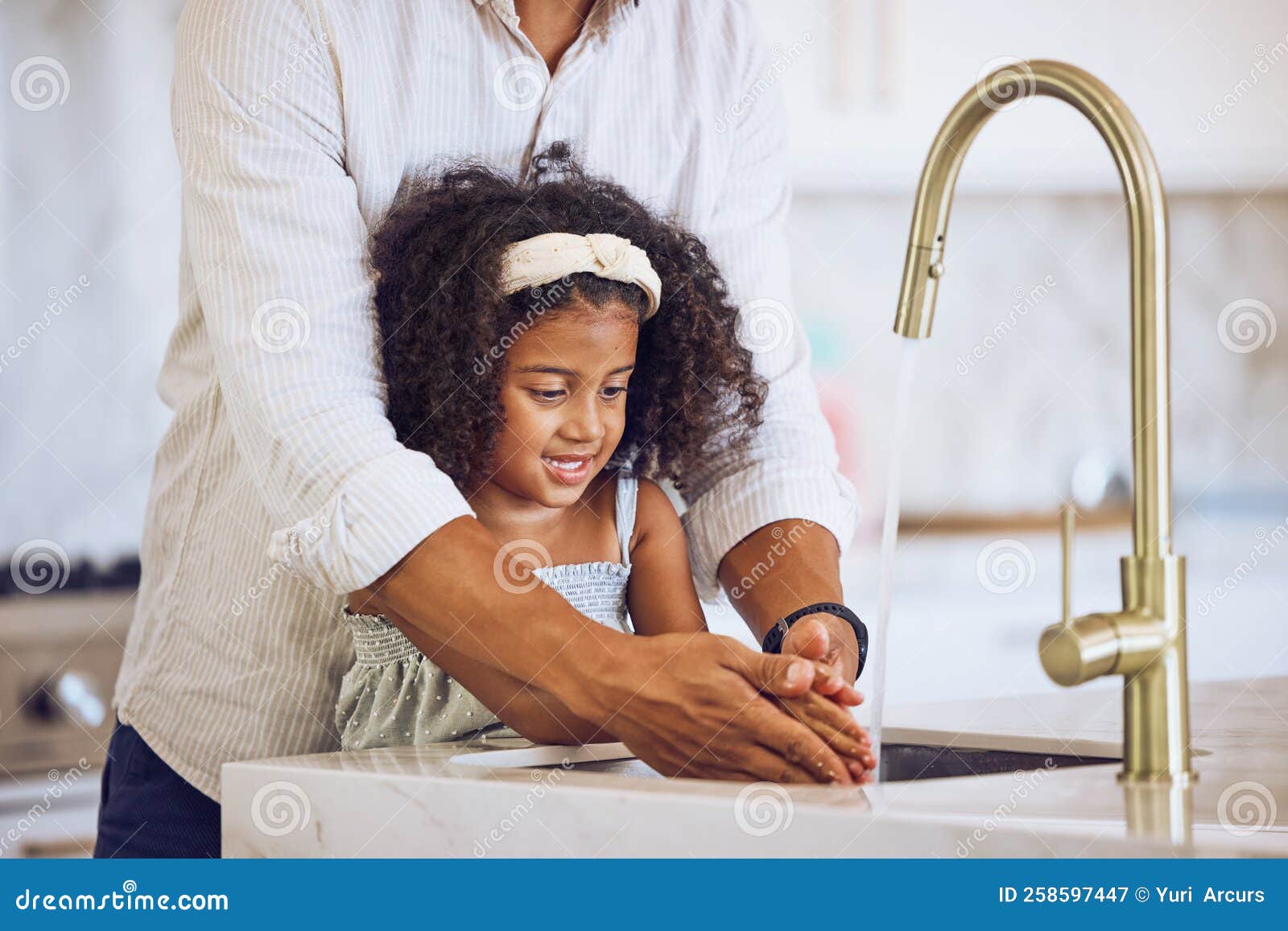 Main Fille Et Père Pour Laver Le Nettoyage Et L'hygiène Dans La