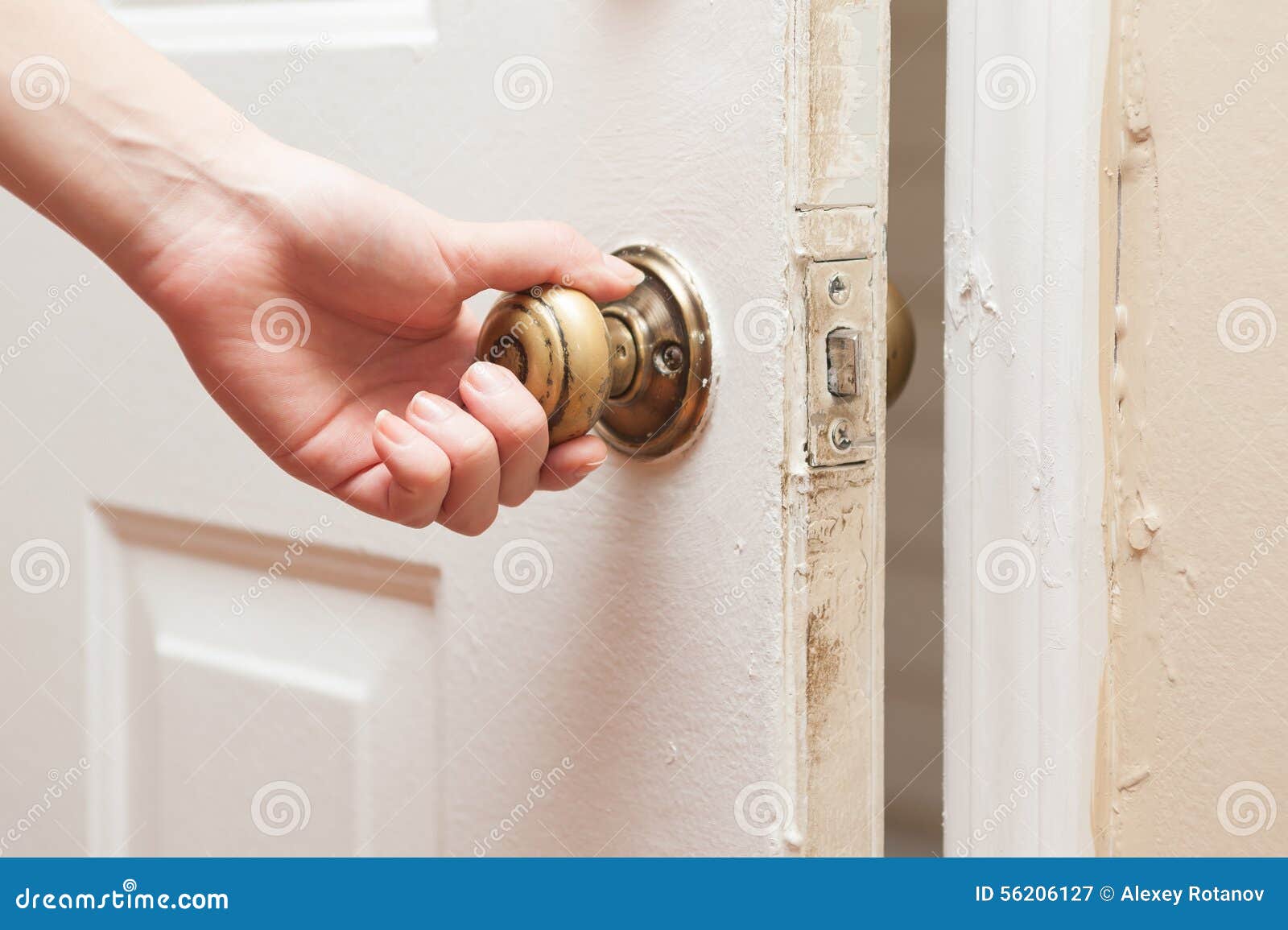 Main ouvrant la porte image stock. Image du cache, intérieur 56206127