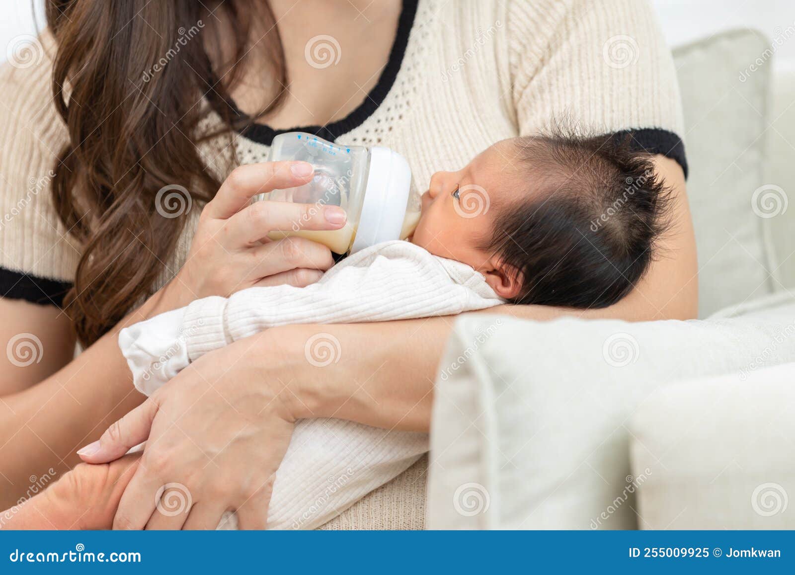 Main Proche De La Mère Tenant Le Biberon De Lait Nouveau-né Bébé Allongé  Sur Le Lit Boire Du Lait à L'endroit Chaud. Lait Pour Béb Image stock -  Image du confort, chéri