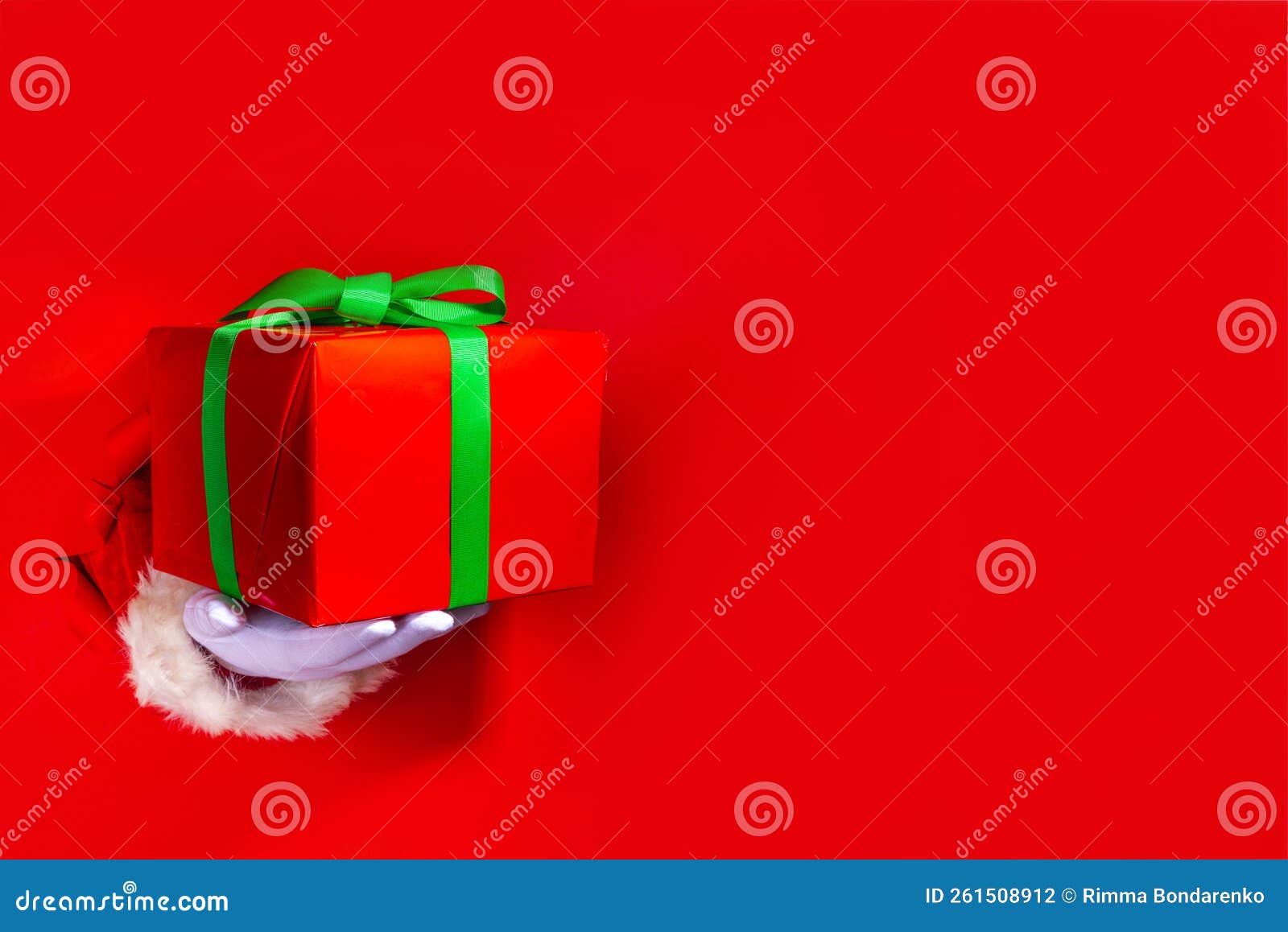 Main Santa Avec Boîte Cadeau Photo stock - Image du noël, promo