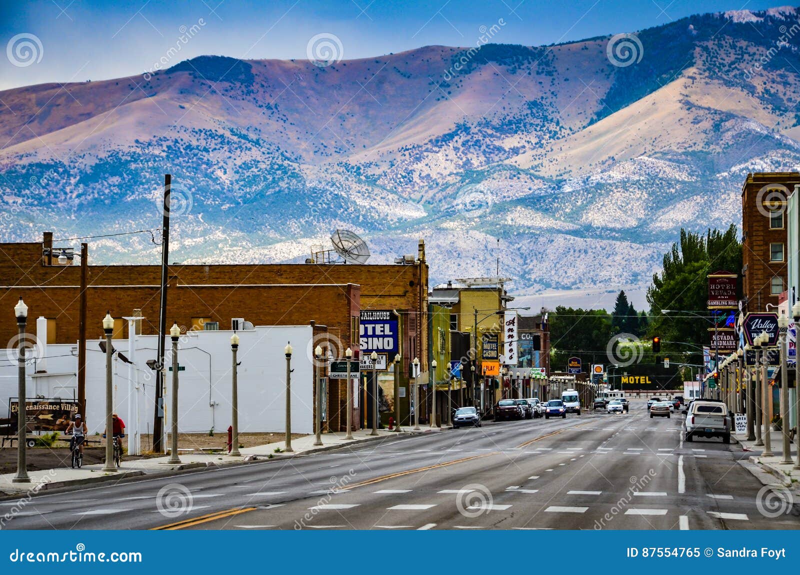 Main Street Ely, Nevada redactionele afbeelding. Image of poney 87554765