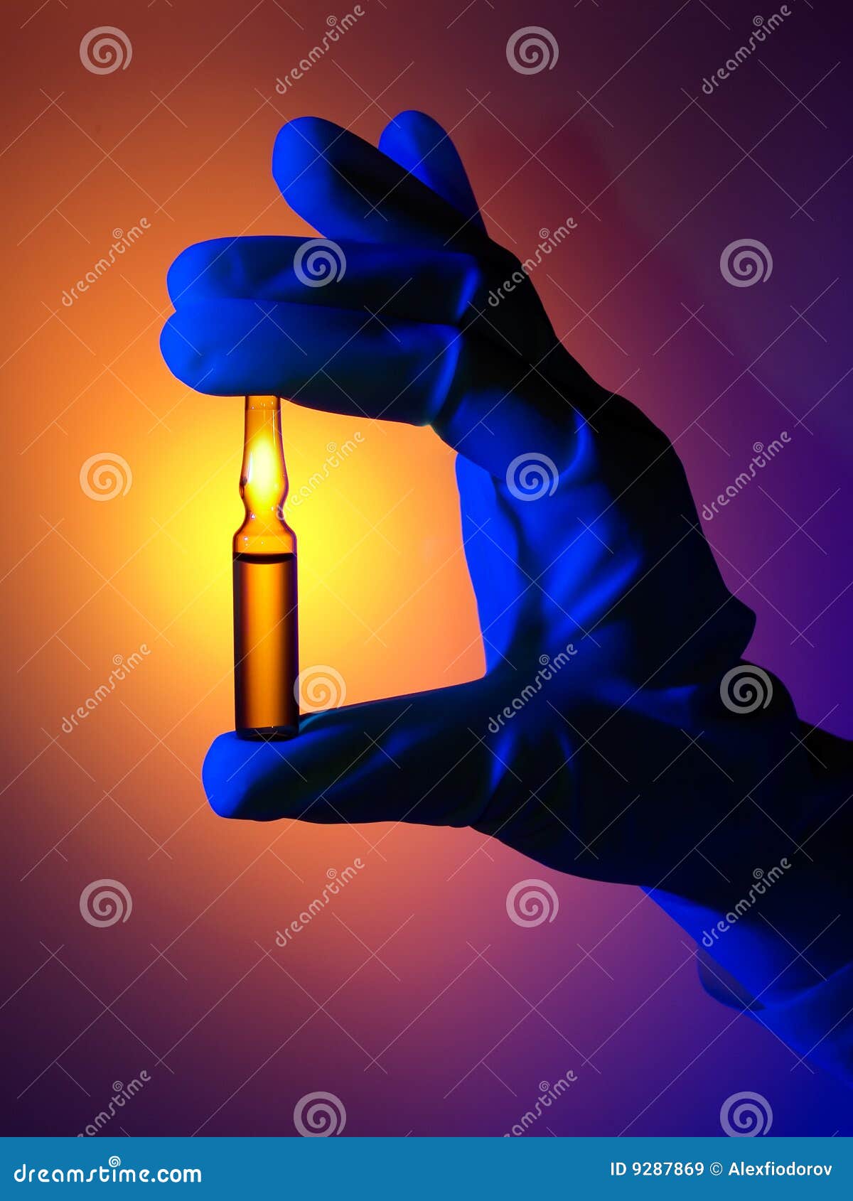 Main Tenant L'ampoule Image. Image 9287869