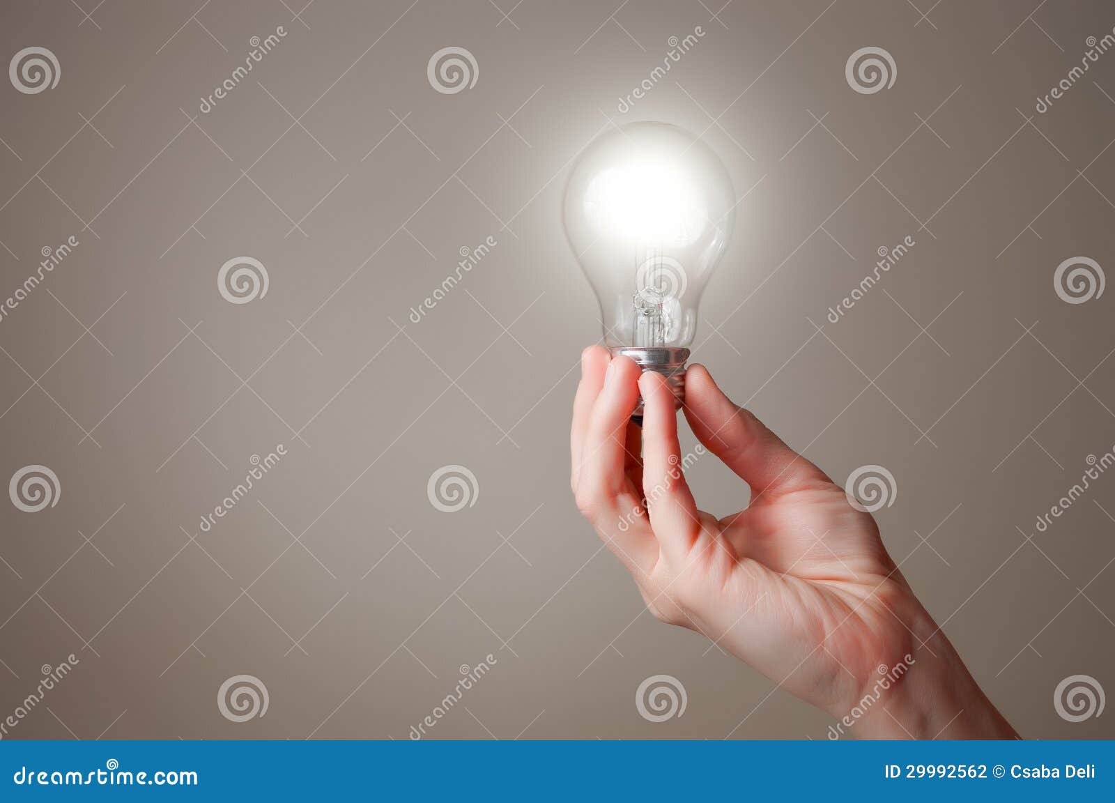 Main avec l'ampoule photo stock. Image du rendement, découverte 29992562