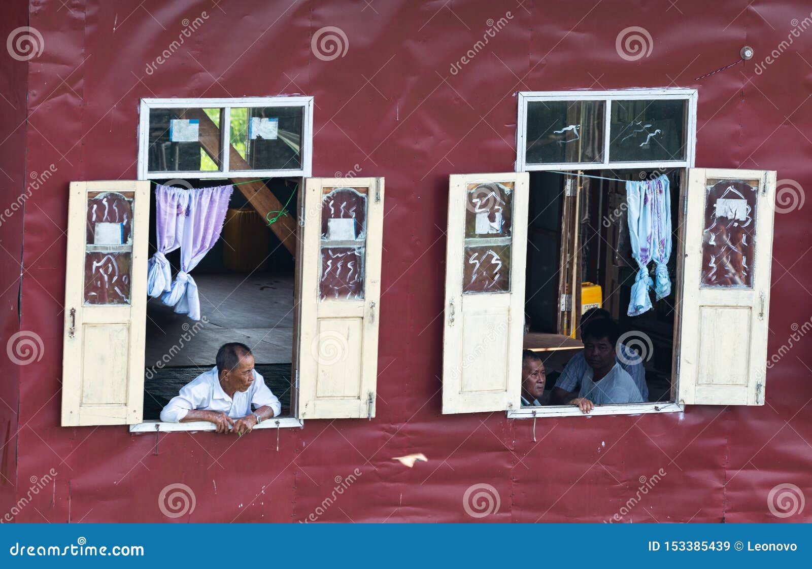 Maing Thauk Myanmar, Kwiecień, - 2019: stary Birmański mężczyzna patrzeje z spławowego domowego okno, drzwi, dom, Burma drewniany, antyczny, wioska prosta, wiejski, pastoralny, życie, bieda, ubóstwo, Asia, azjata, egzot buduje, tradycyjny, kultura, podróż, miejsce przeznaczenia podstawowy, orientalny, słabo rozwinięty, podtrzymywalny, nieociosany, kraj, wieś, nyaung, shwe, bagna, ziemia, powódź, odizolowywająca, pilot, miejsce, ludzie, miejscowy, czeka