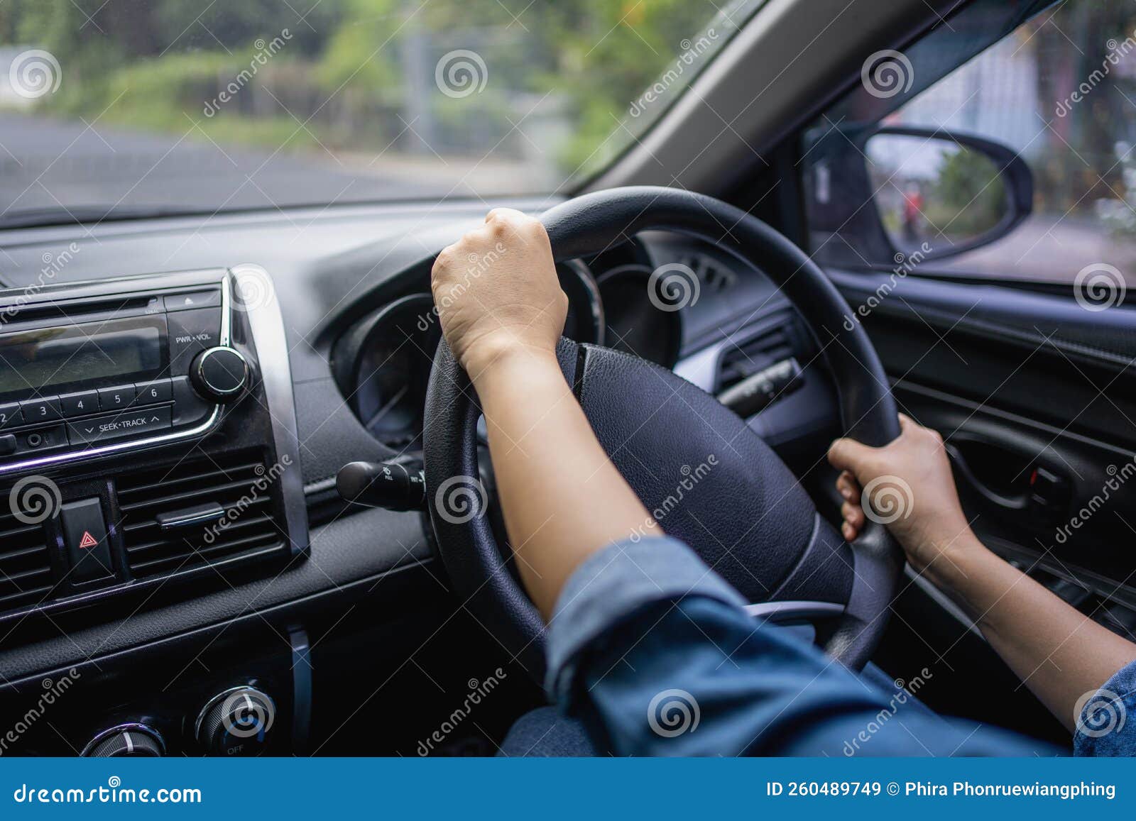 Photos de Les Mains De La Femme Sur Le Volant De La Voiture - Photos de  stock gratuites et libres de droits de Dreamstime