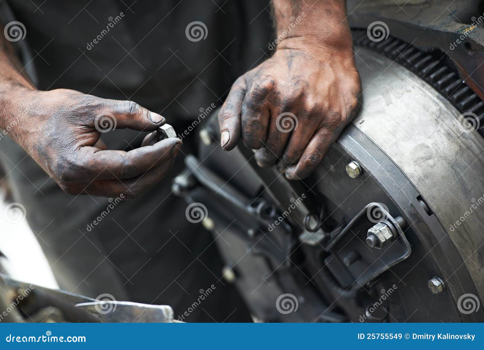 Un Mécanicien Automobile Tient Dans Ses Mains Un Tuyau D'air