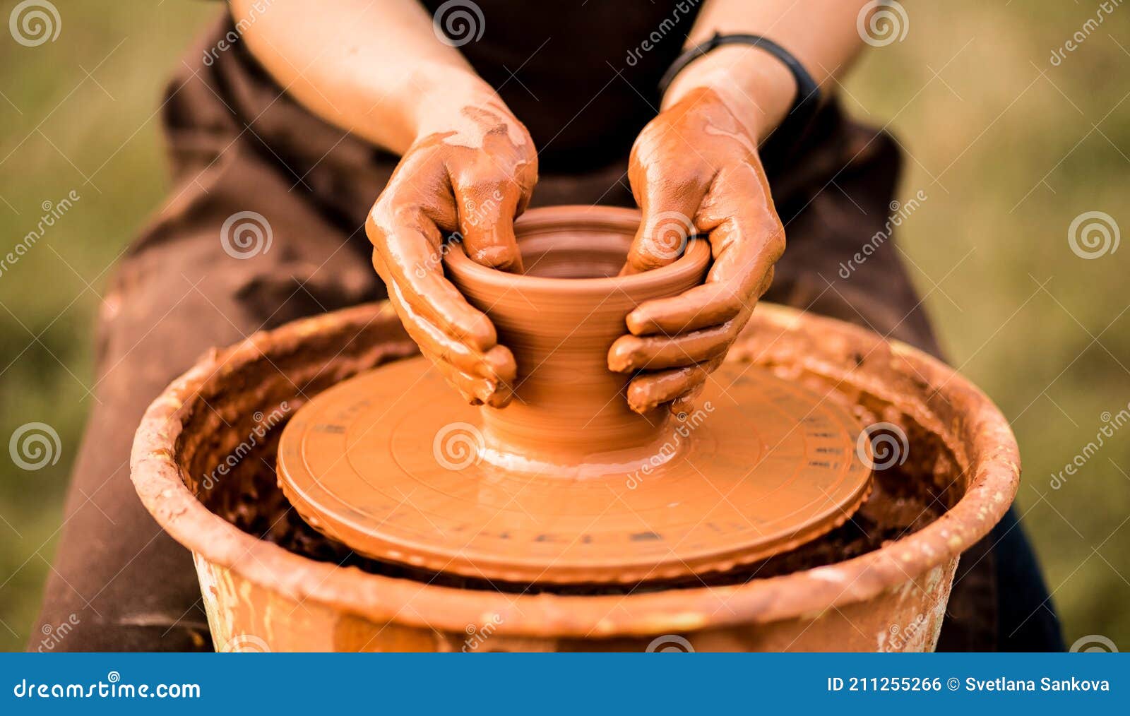 Mains De Potier Faire Pot En Céramique Sur Roue De Poterie