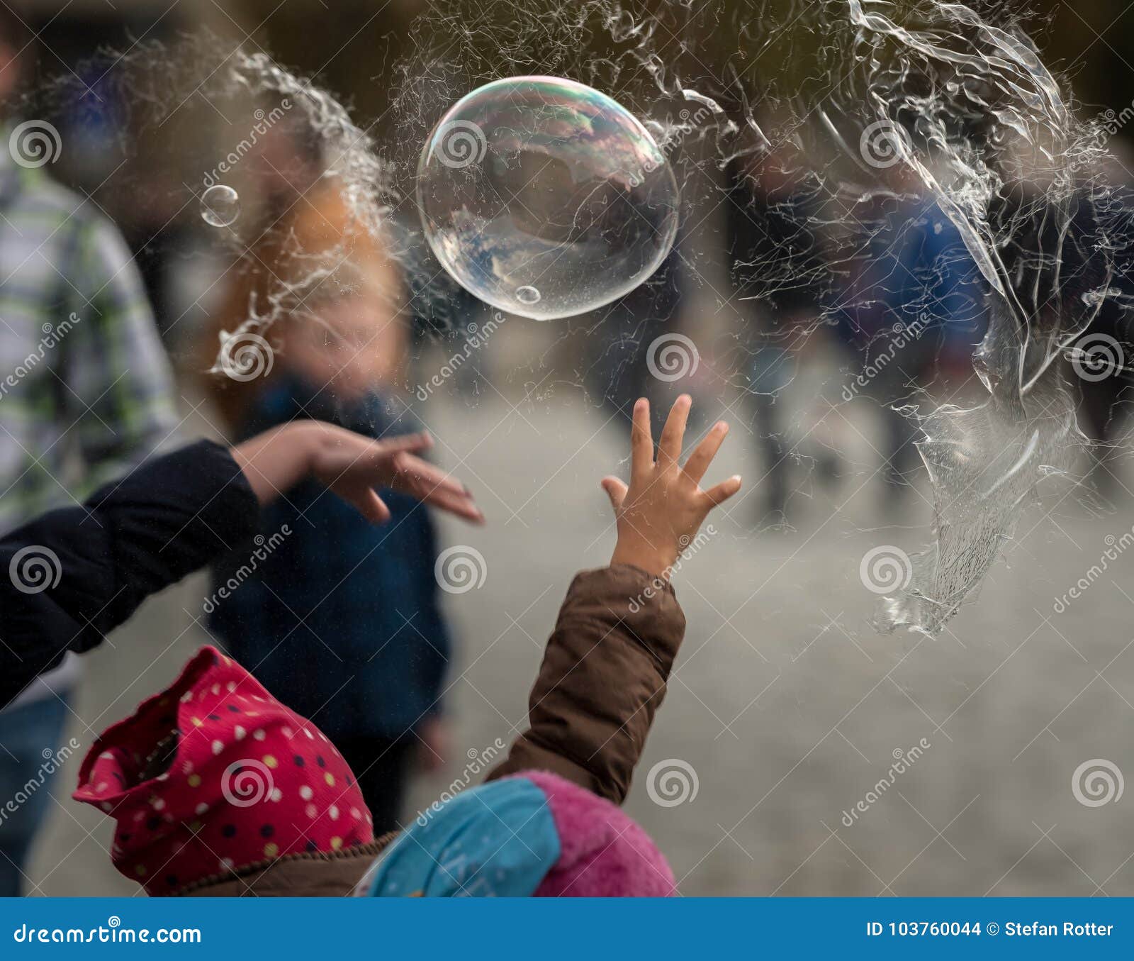 Mains Des Enfants Essayant De Détruire Des Bulles De Savon