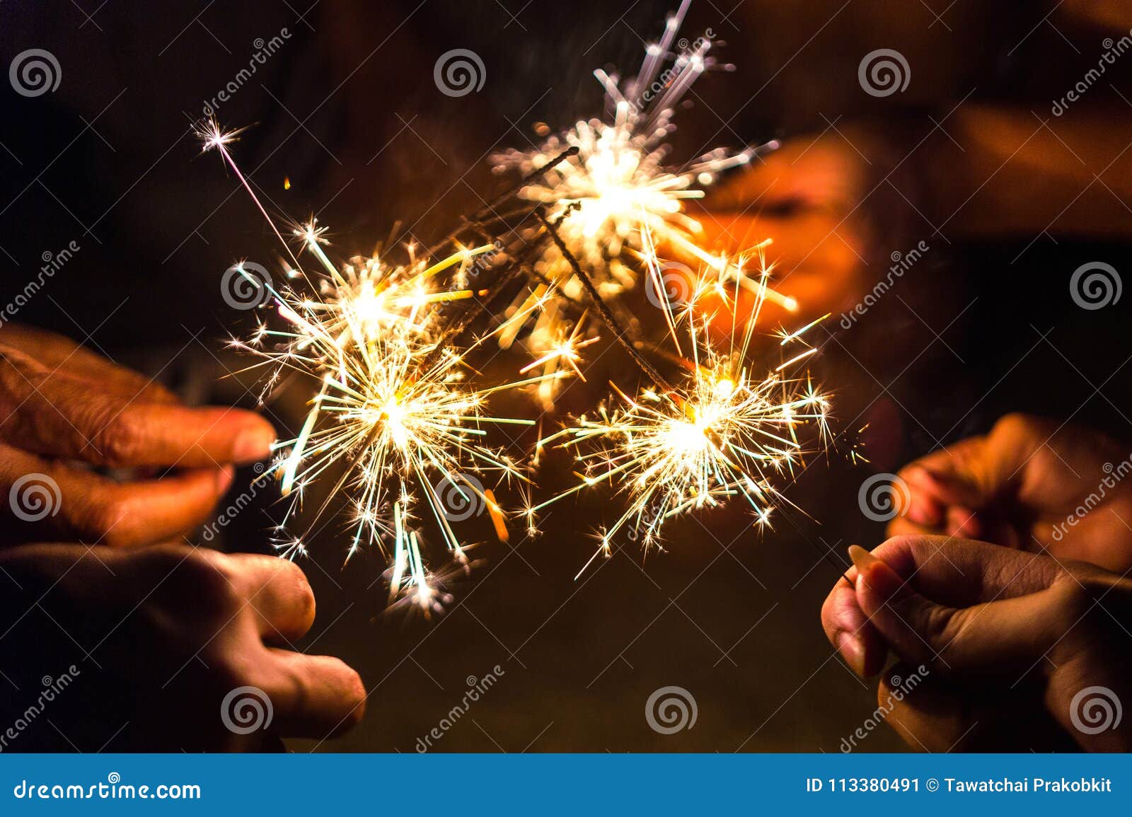 Mains Des Personnes Tenant Le Cierge Magique, Cierge Magique De Fête  Lumineux De Noël Image stock - Image du lueur, incendie: 113380491