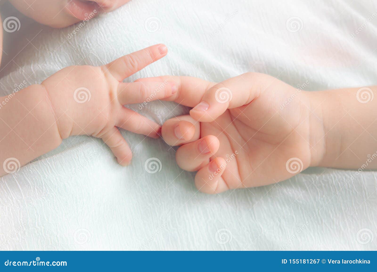 Mains Du Bebe Et De La Petite Fille Deux Mains De Bebes Image Stock Image Du Humain Famille