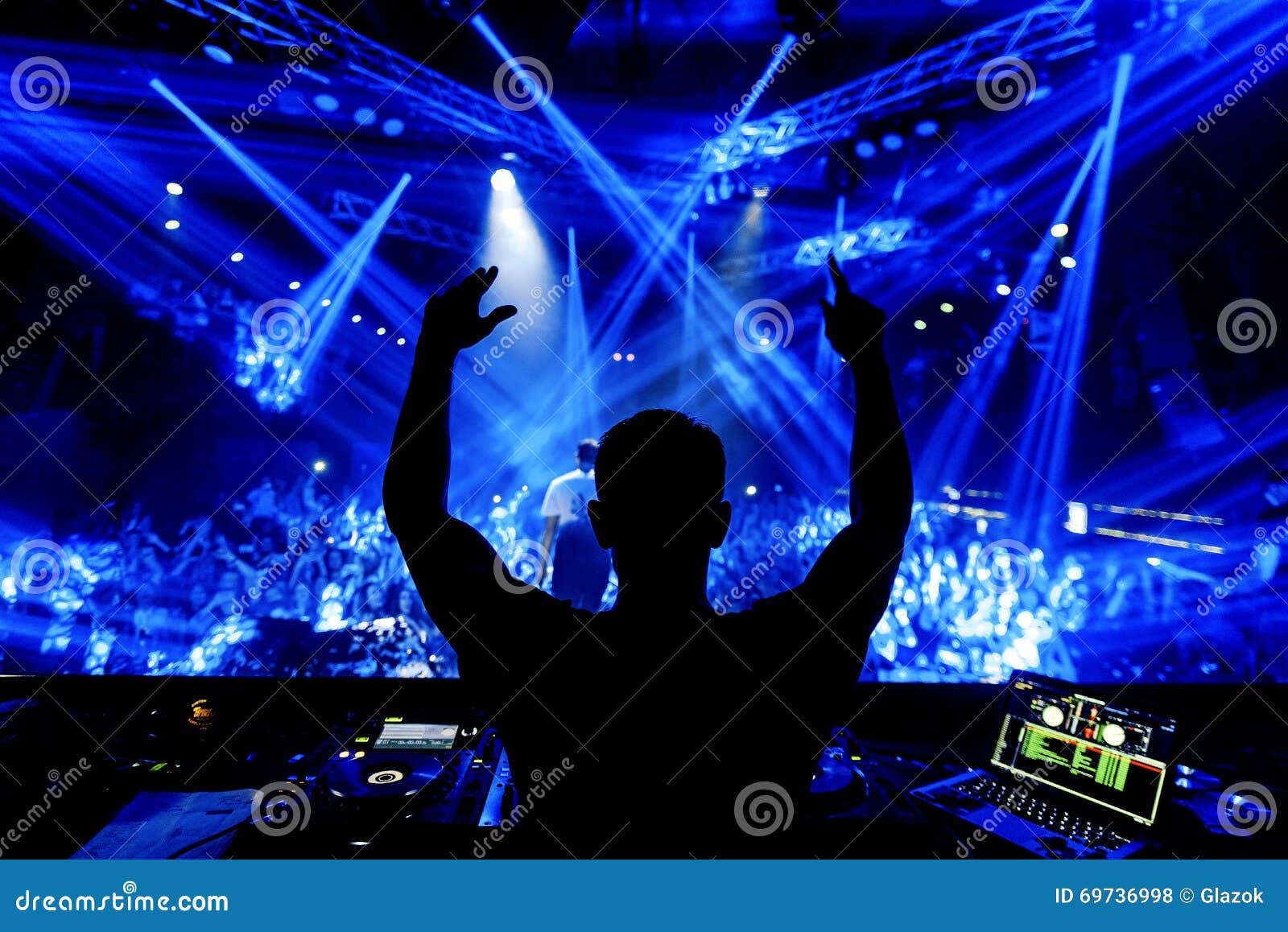 nuit club dj portant écouteurs en dessous de fête lumières mettant en  valeur le soirée thème. silhouette concept 27381253 Photo de stock chez  Vecteezy