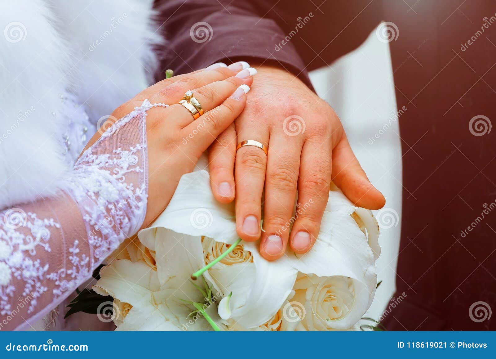 Mains De Mariage Avec Des Anneaux. Birde Porte L'anneau Sur Le