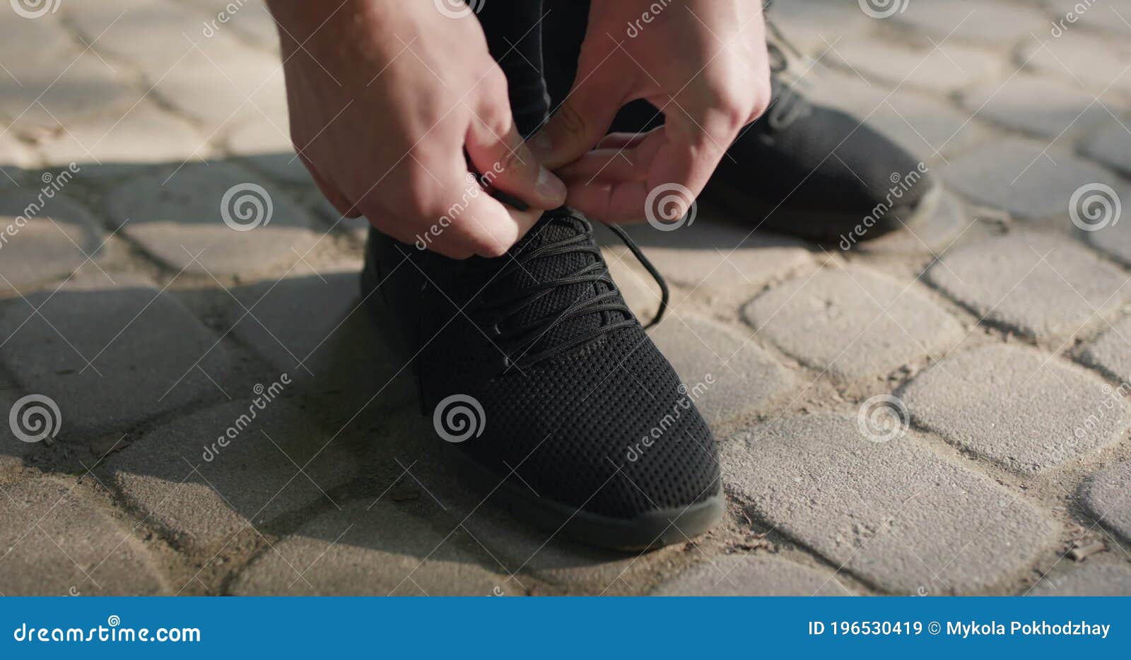 Mains Chaussures Et Skate Avec Un Homme Attachant Ses Lacets Sur