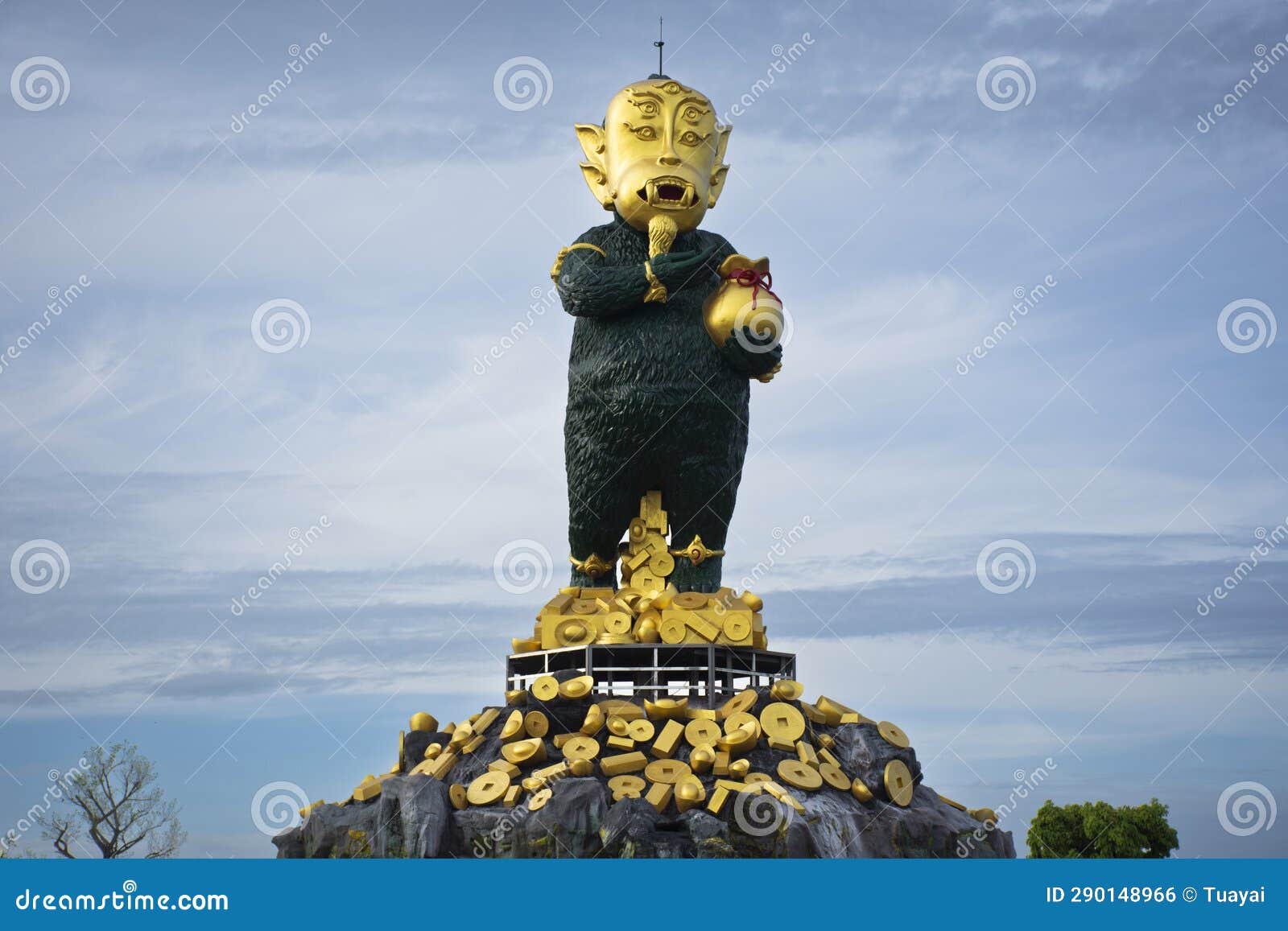 Maior é Hu Ha Ta Deity Statu Para Pessoas Tailandesas E Viajantes  Estrangeiros Que Visitam E Respeitam a Bênção Desejo Santa Sorte Foto de  Stock - Imagem de sorte, mistério: 290148966