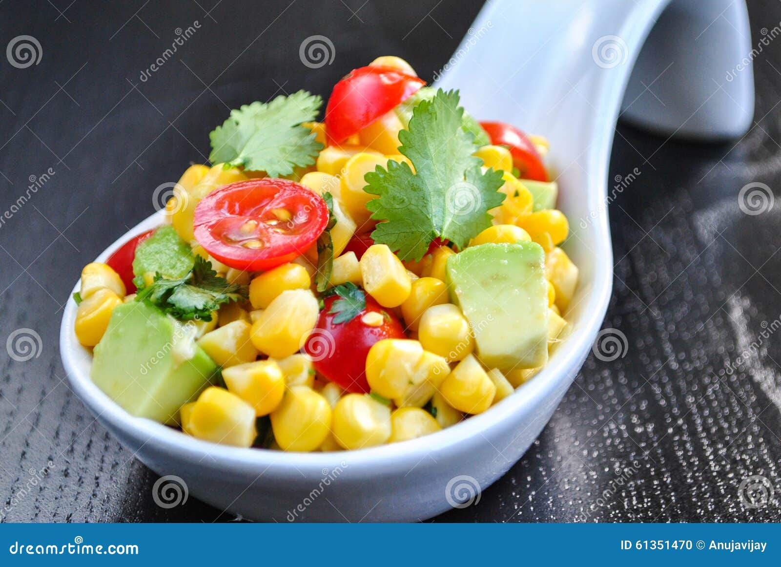Mais-und Avocado-Salat stockfoto. Bild von schwarzes - 61351470