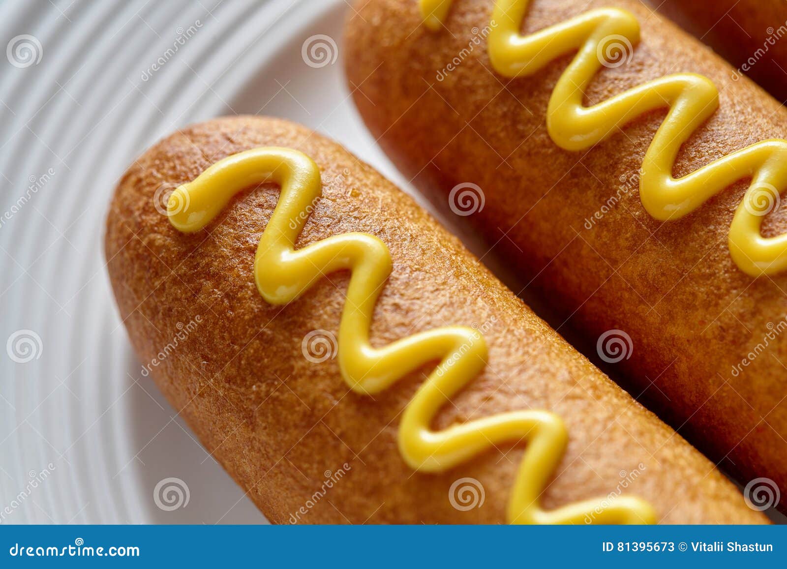 Maishundebriet Traditionelles Amerikanisches Strassenlebensmittel Wurstchenfleisch Wurstsnack Mit Senf Stockbild Bild Von Tief Senf 81395673