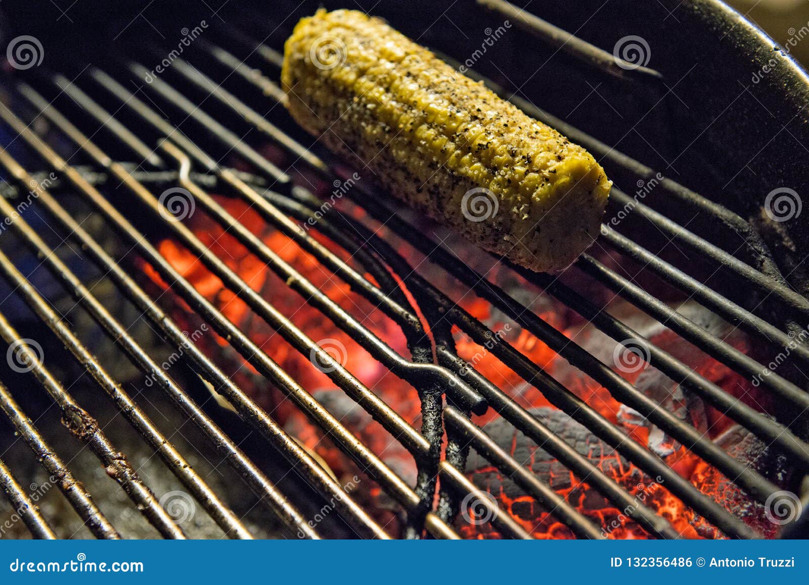 Maiskolben Auf Grill Mit Glut Stockfoto - Bild von grill, organisch ...