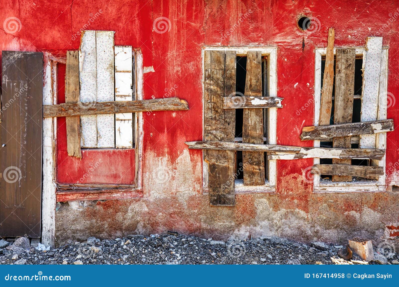 Maison Abandonnée D'hutte Avec Le Mur Rouge Et Trois Les Fenêtres