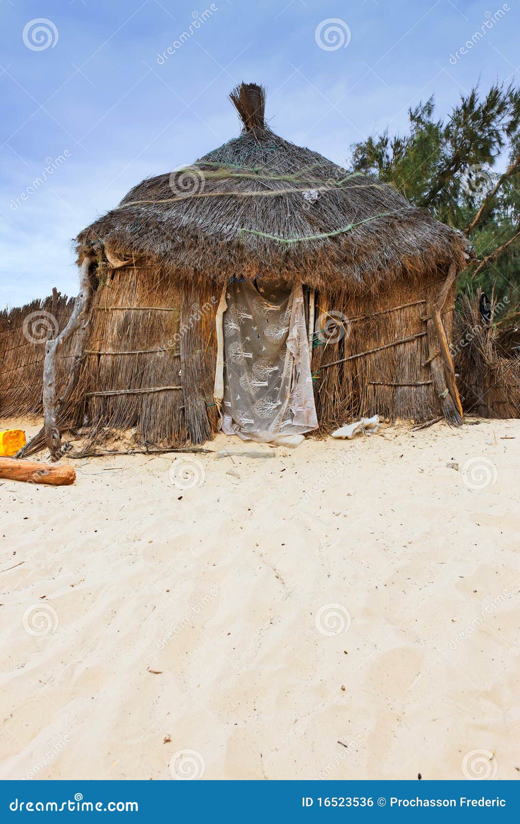 Maison africaine photo stock. Image du paille, senegal 16523536