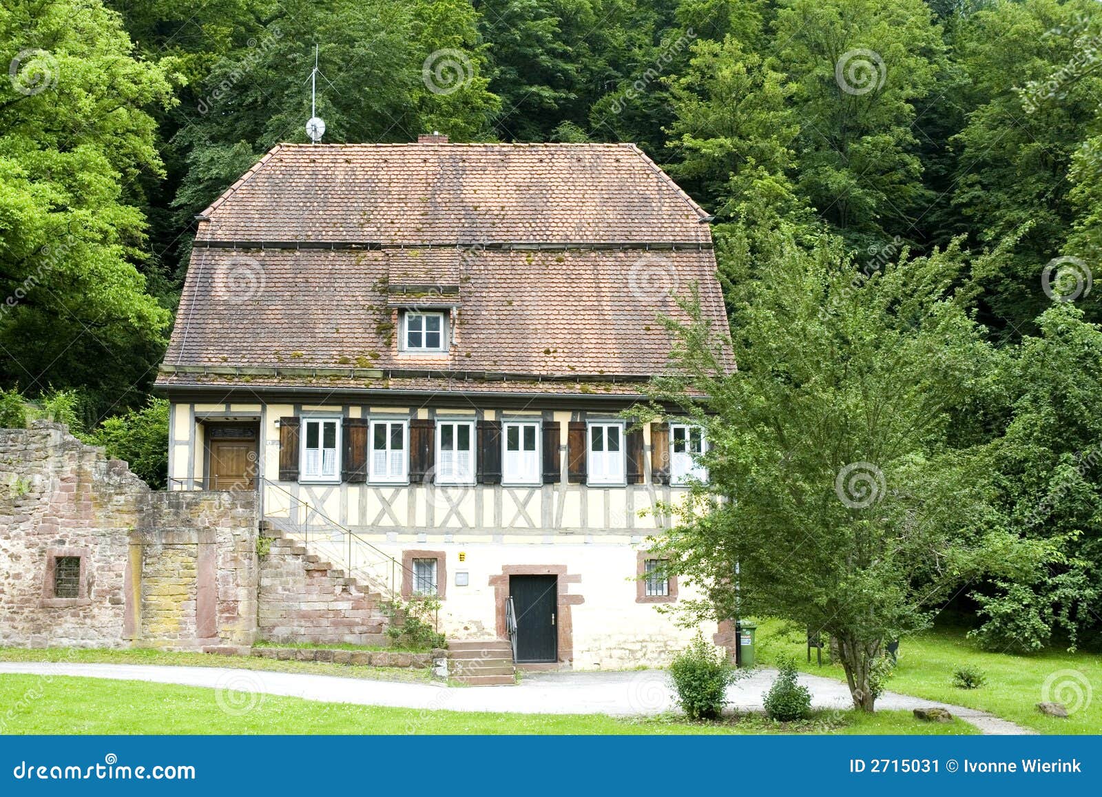 Maison allemande type image stock. Image du villa, antique 2715031