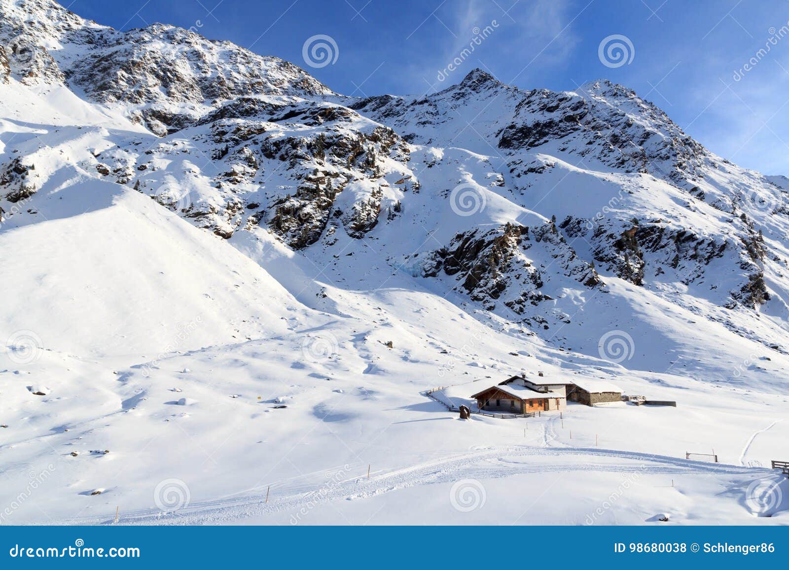 maison en montagne avec neige