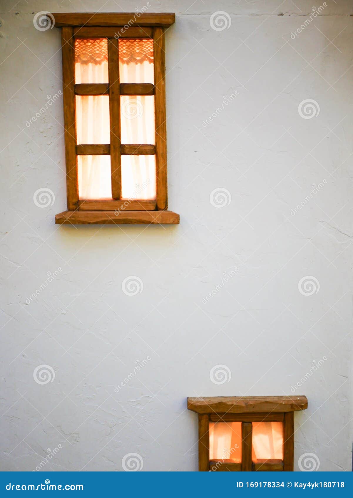 Maison Blanche Avec Des Fenêtres En Bois Fenêtre En Bois Brun Sur