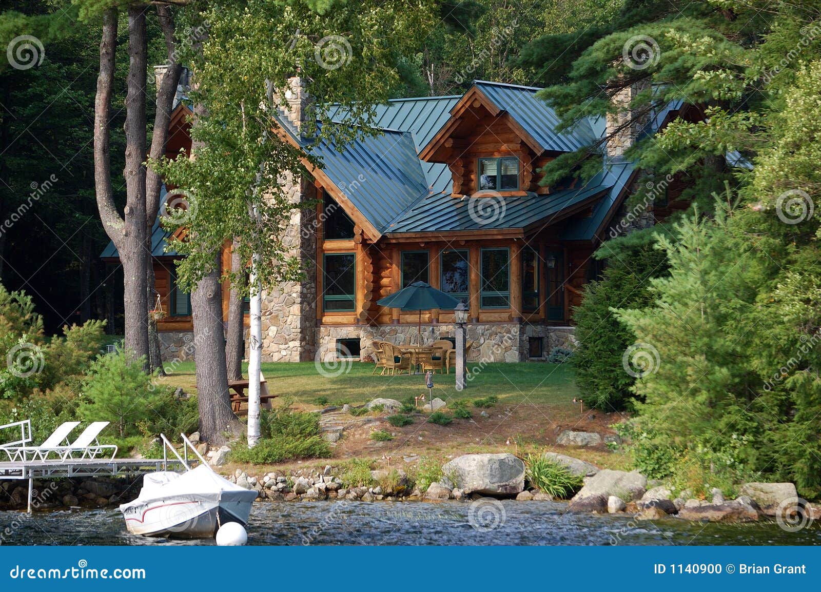 Maison de bord du lac photo stock. Image du maison, thompson 1140900