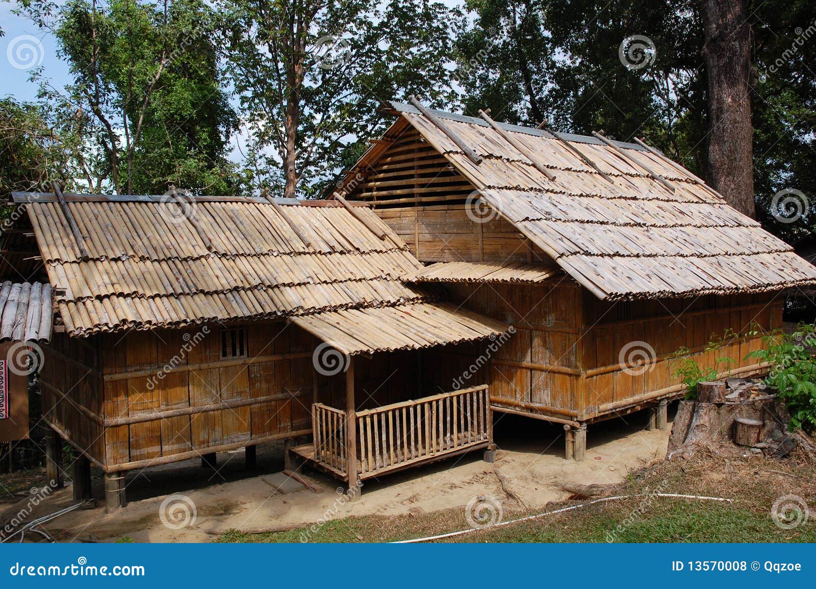 Maison en bambou photo stock. Image du couleur, centrale - 13570008