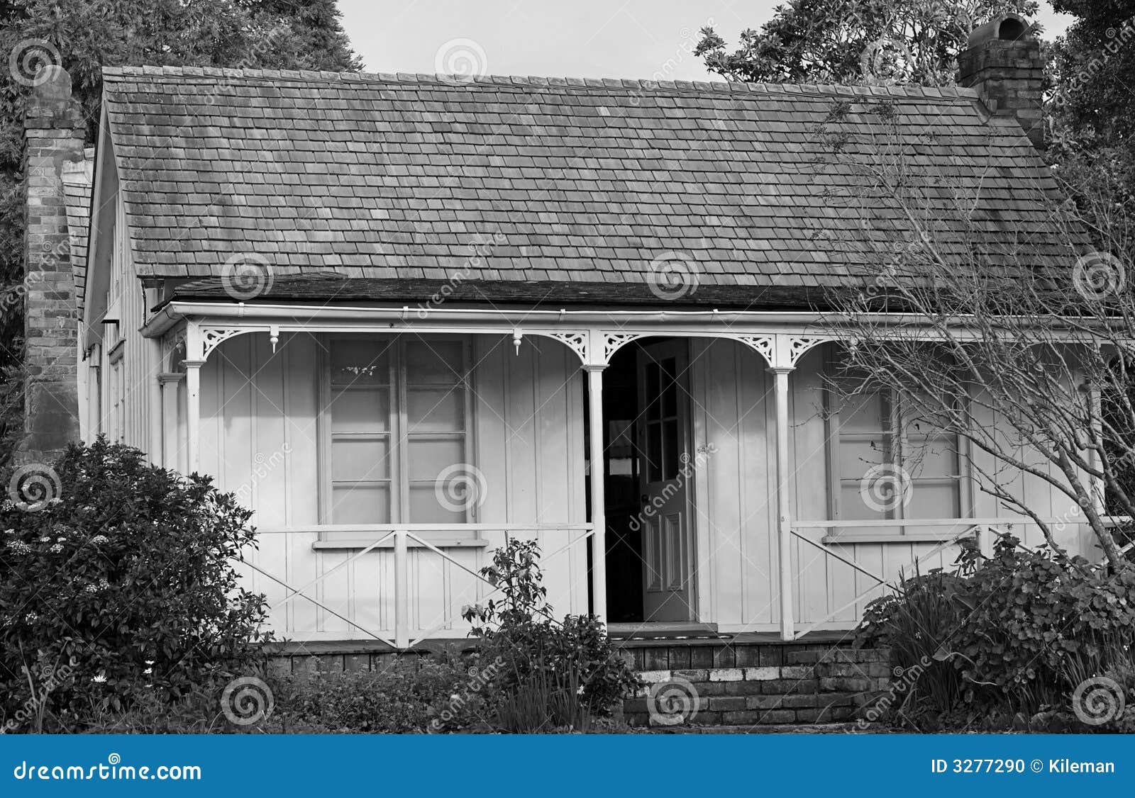 Maison En Noir Et Blanc Photo stock - Image: 3277290