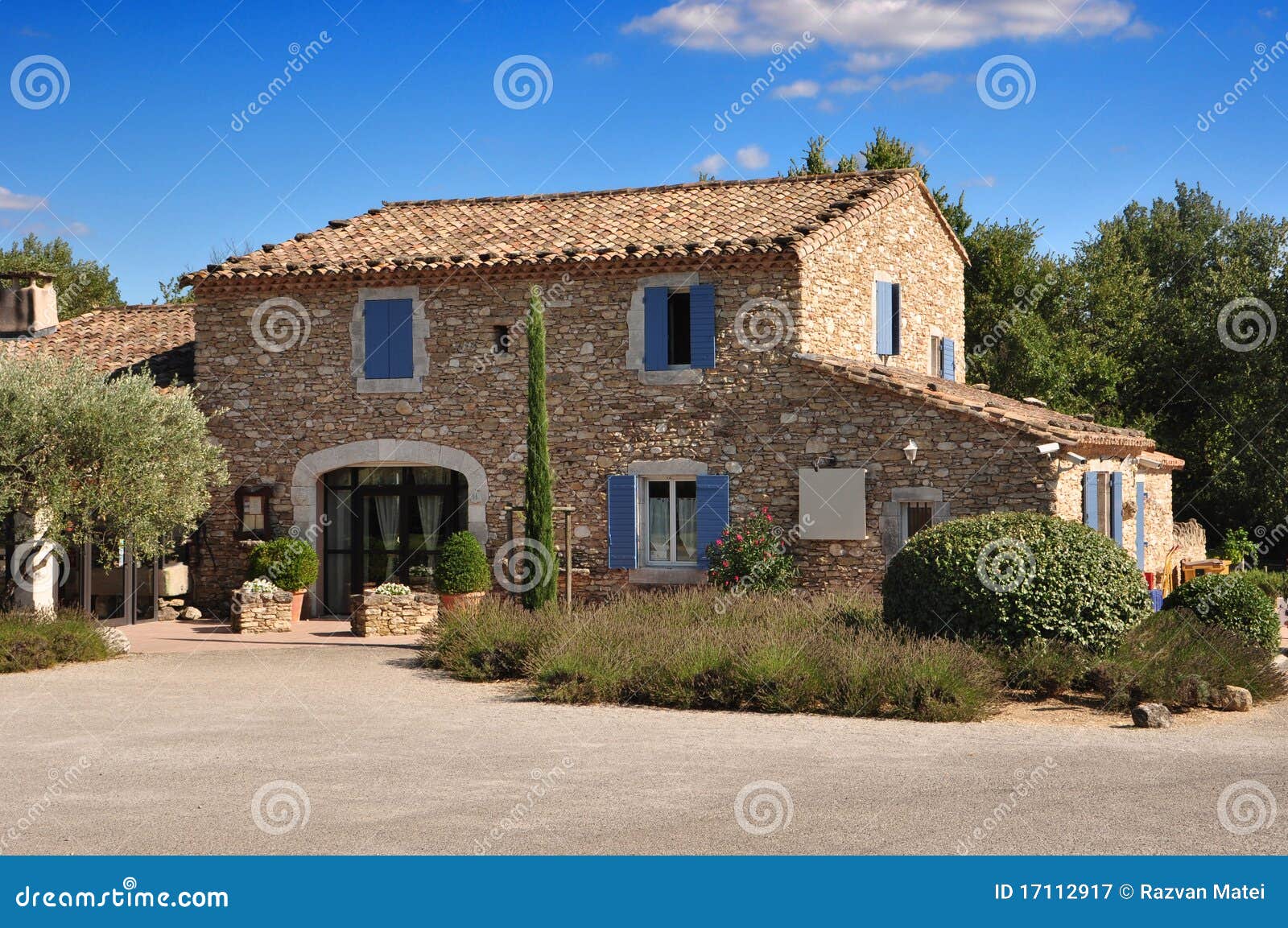 Maison En Pierre De La Provence Image stock Image du brique, ciel